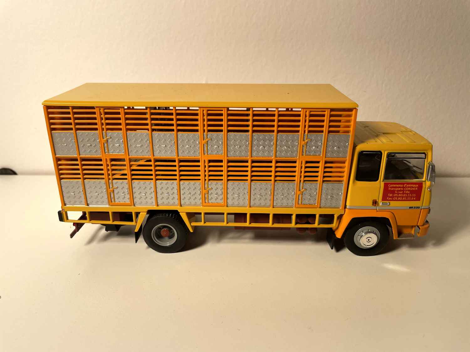 Camion Berliet GR 320 jaune - bétaillère moutonnière