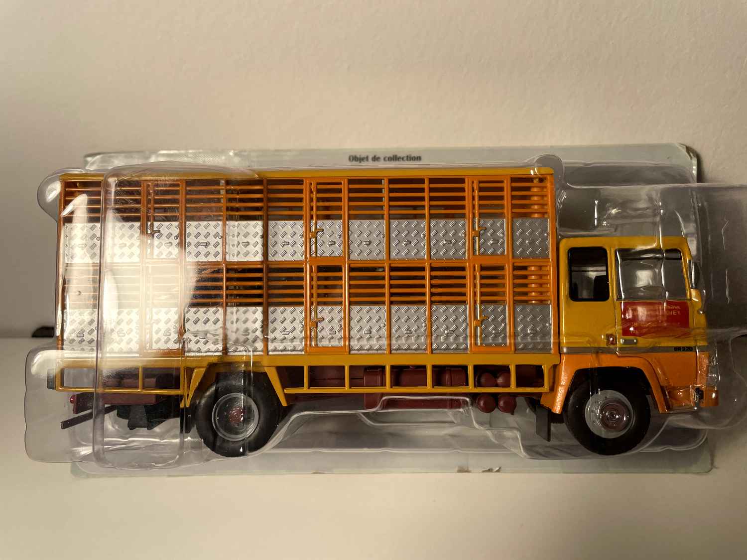 Camion Berliet GR 320 jaune - bétaillère moutonnière