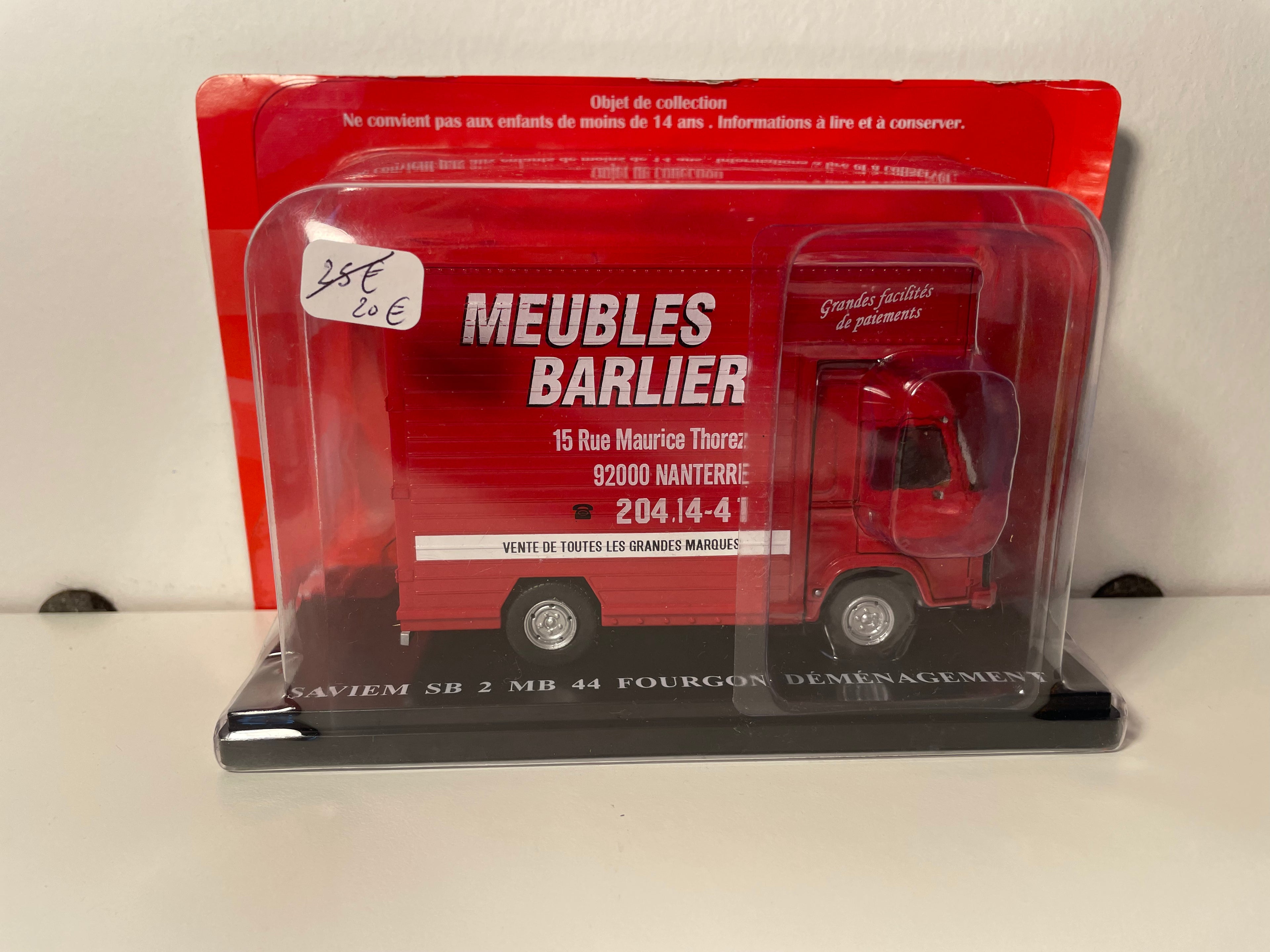 Renault Saviem SB 2 MB 44 furgão vermelho de mudanças (Mudanças Meubles BERLIER em Nanterre (92)) - espelhos em falta