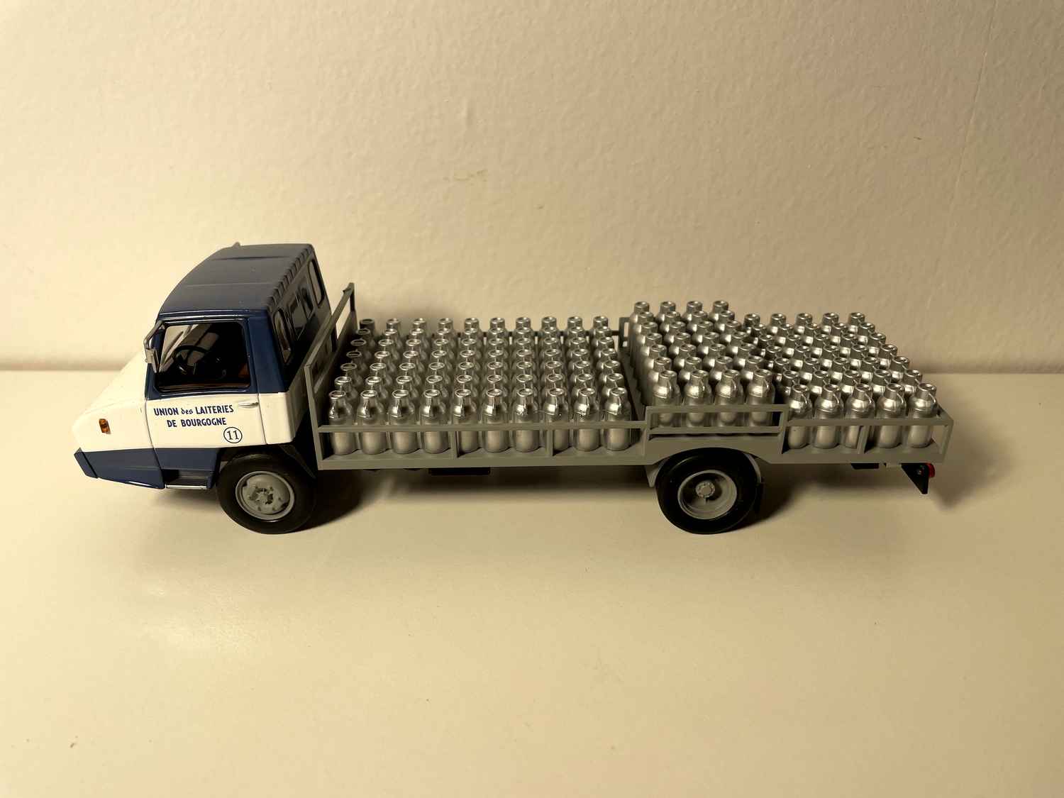 Niebieski i biały samochód dostawczy Berliet Stradair 20