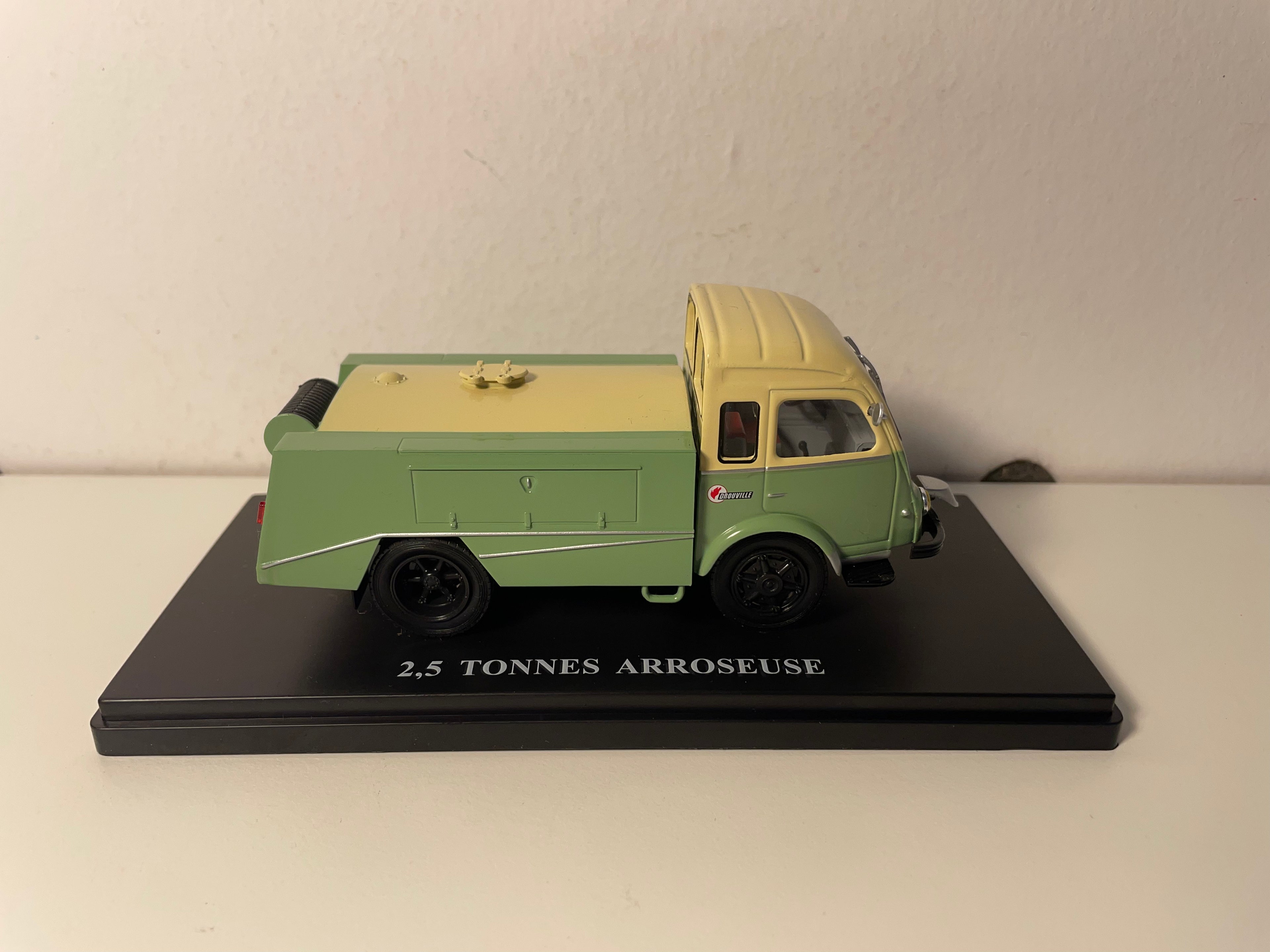 Camion Renault 2,5 tonnes arroseuse verte et jaune?