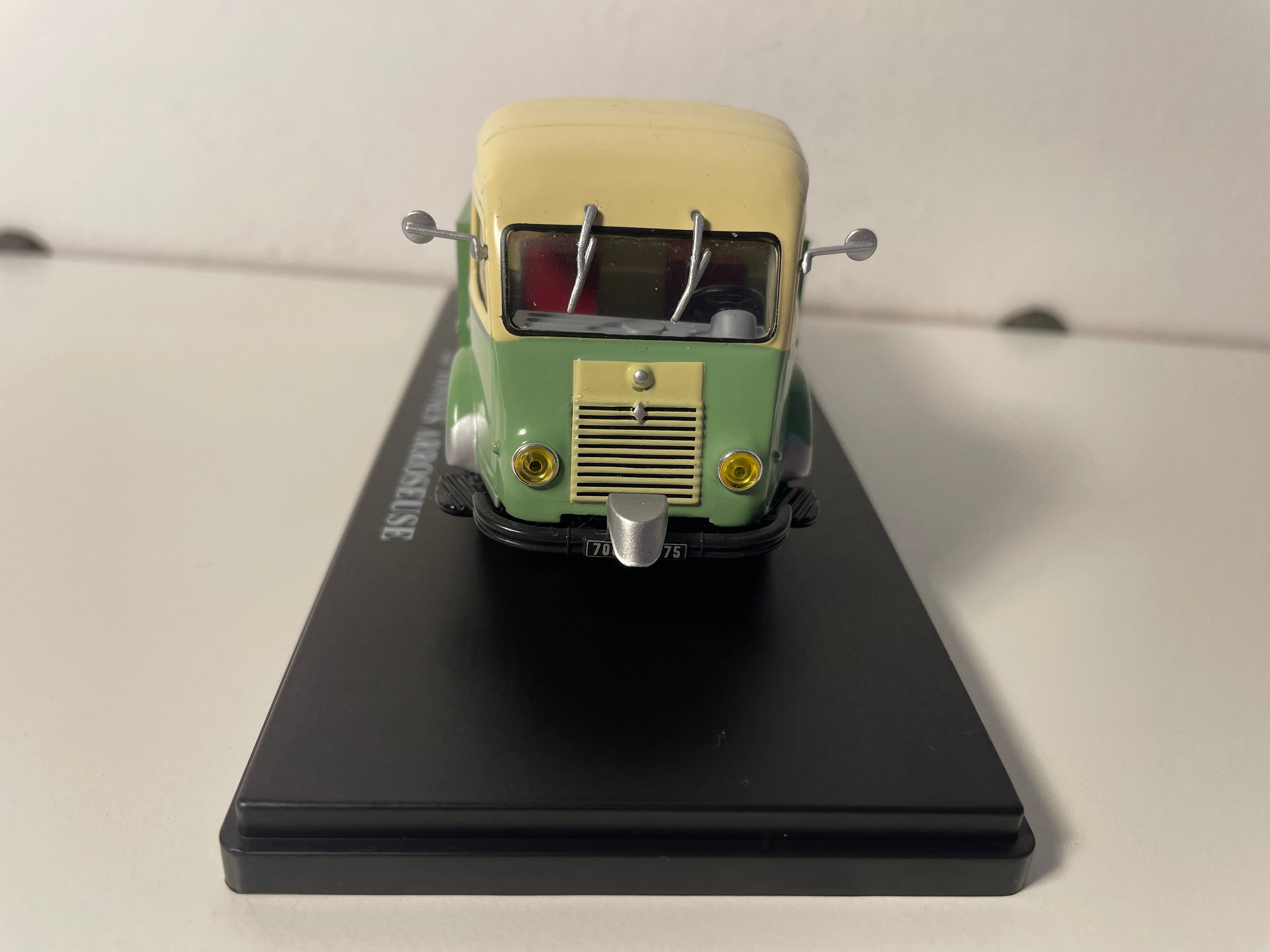 Camion Renault 2,5 tonnes arroseuse verte et jaune?
