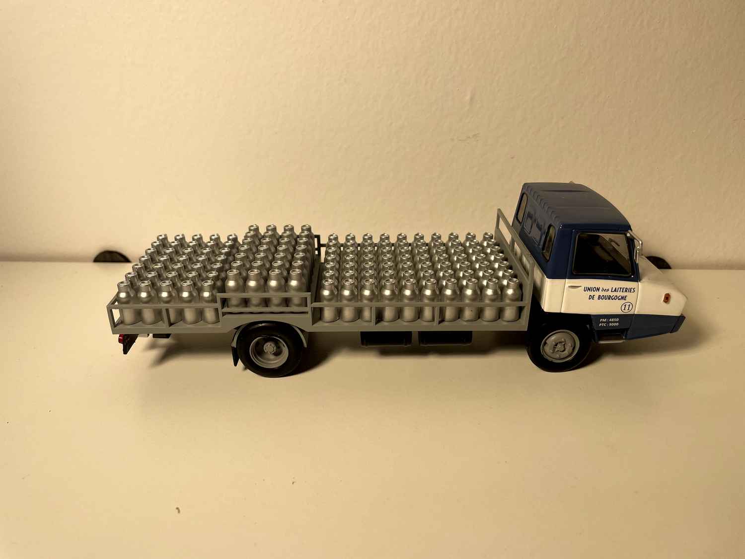 Niebieski i biały samochód dostawczy Berliet Stradair 20
