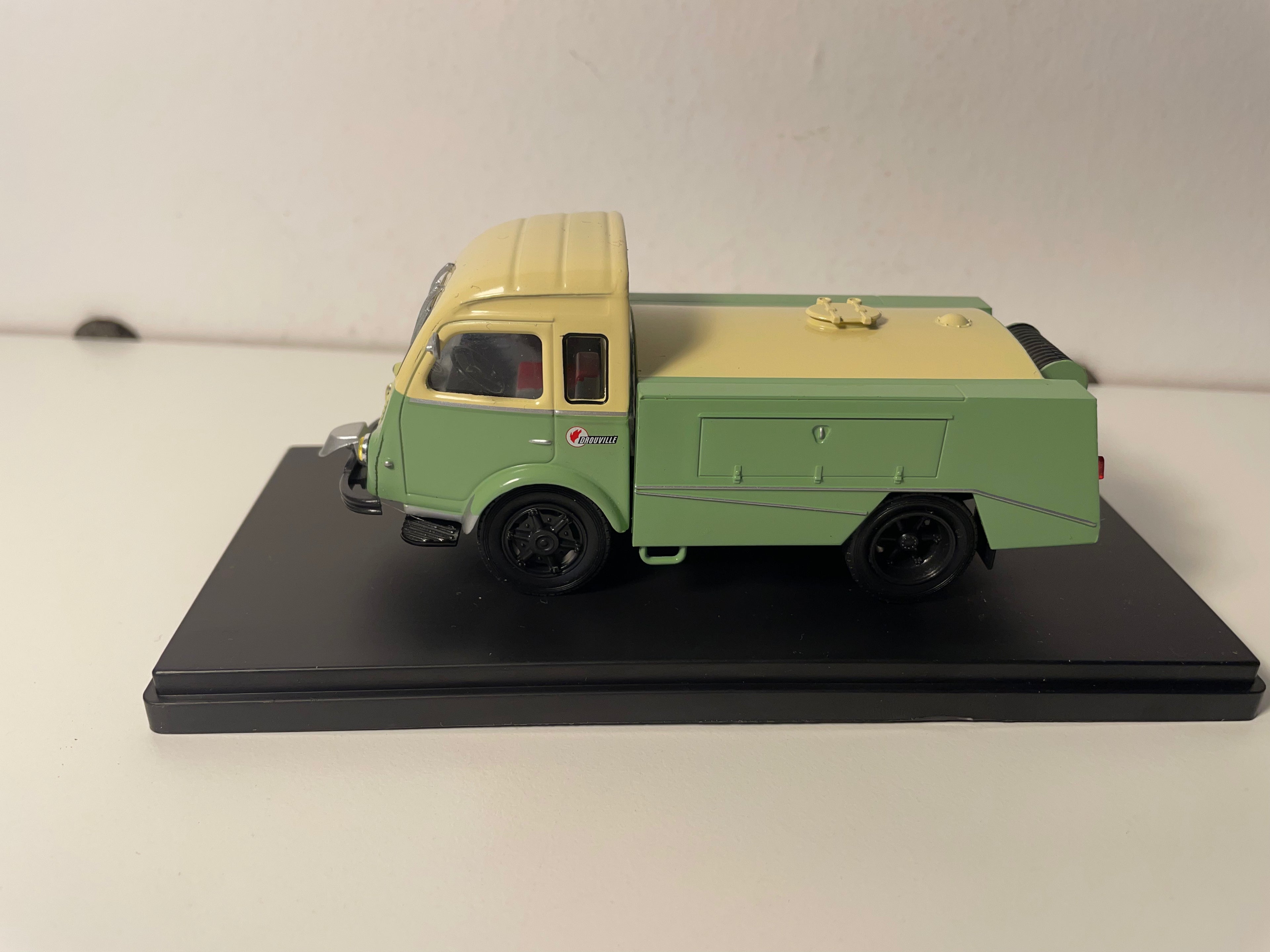 Camion Renault 2,5 tonnes arroseuse verte et jaune?
