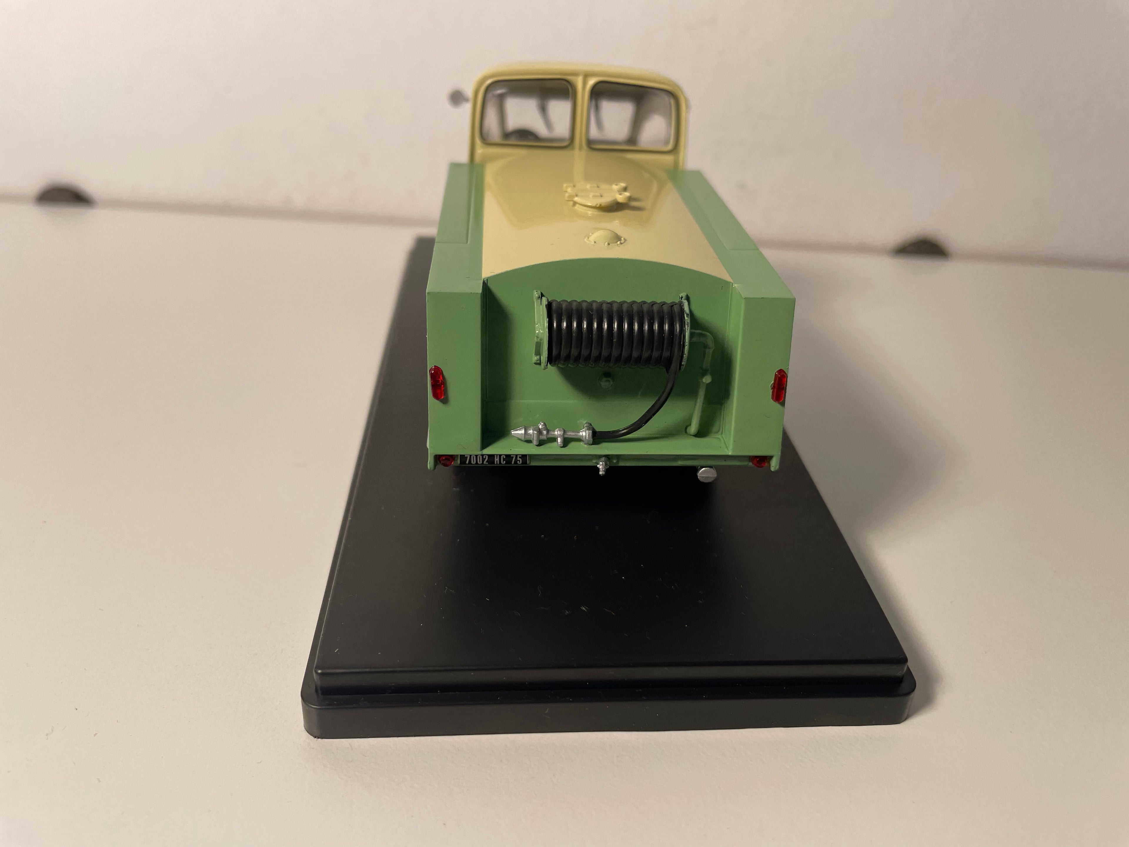Camion Renault 2,5 tonnes arroseuse verte et jaune?