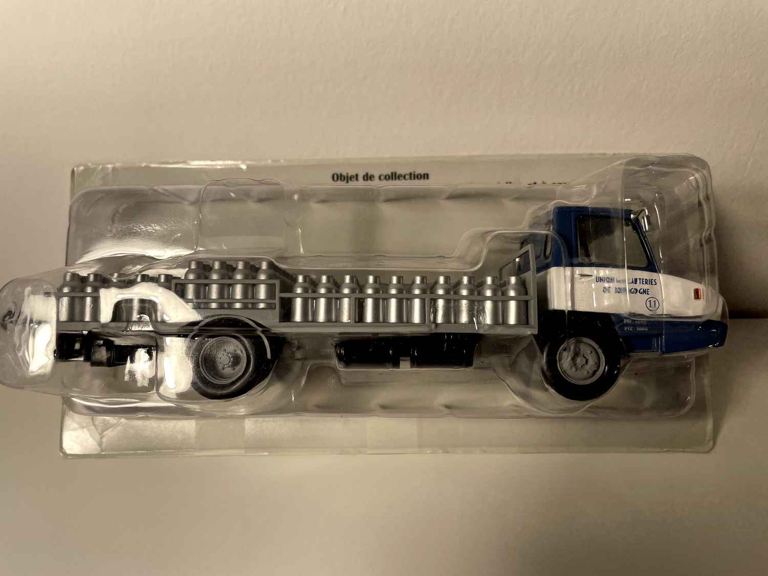 Niebieski i biały samochód dostawczy Berliet Stradair 20