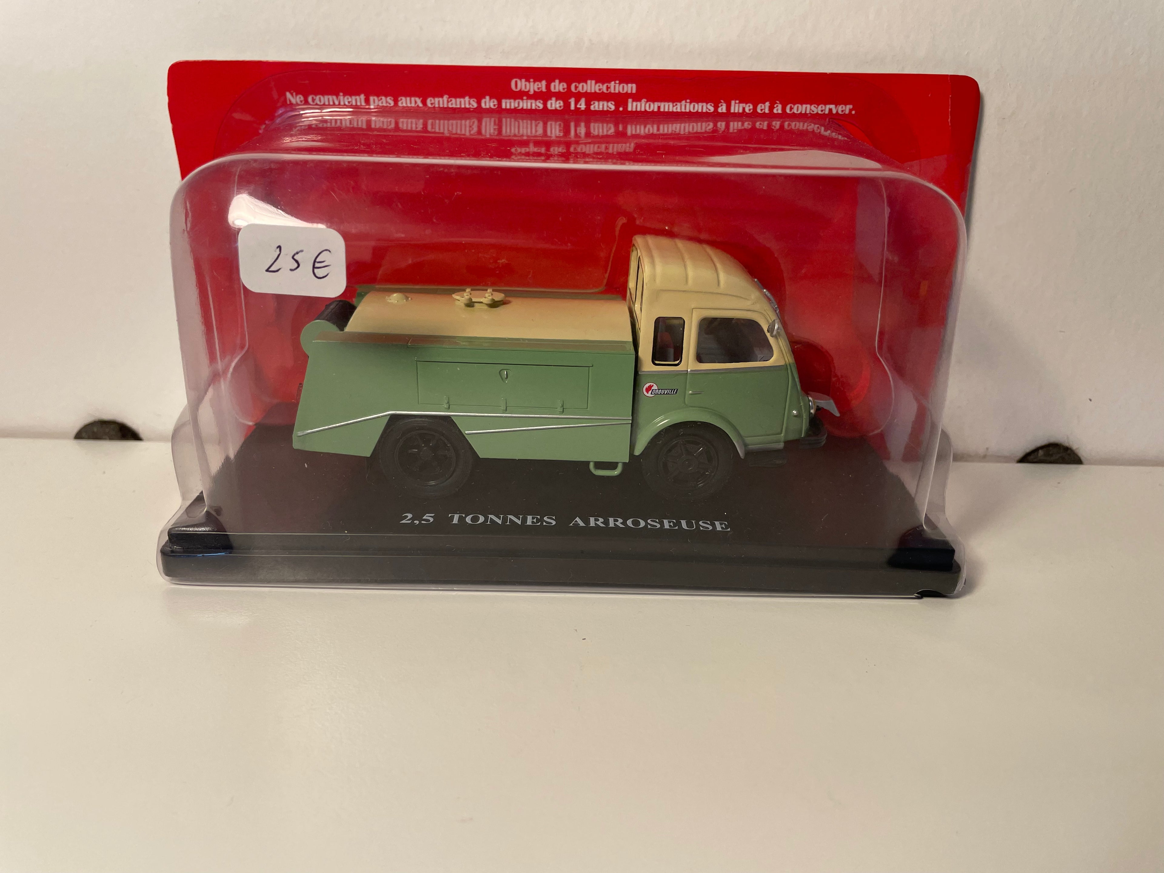 Camion Renault 2,5 tonnes arroseuse verte et jaune?