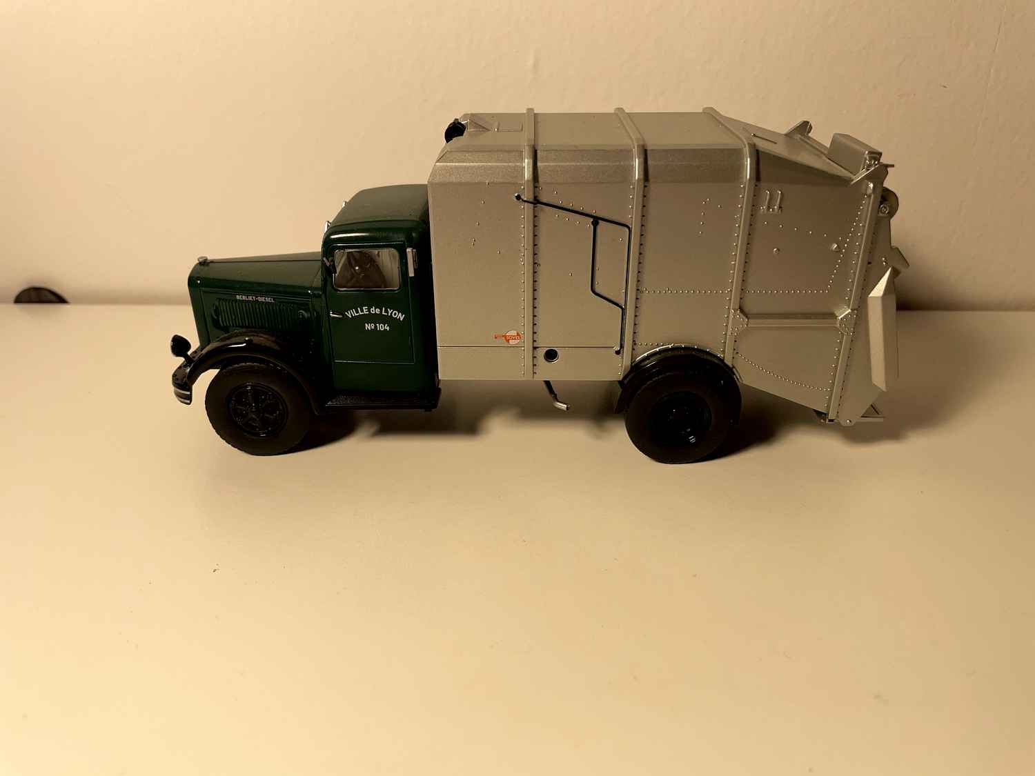 Camión Berliet GDR 7 W con volquete Sovel - camión verde y gris para la recolección de basura