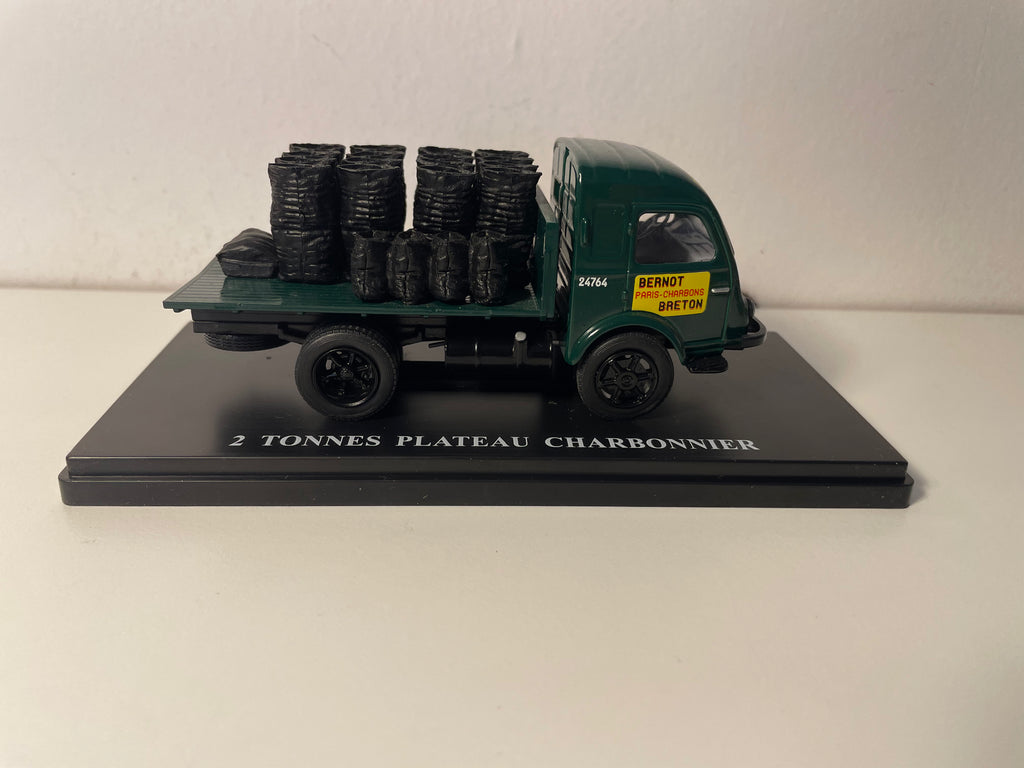 Camión Renault de 2 toneladas con plataforma verde de carbón