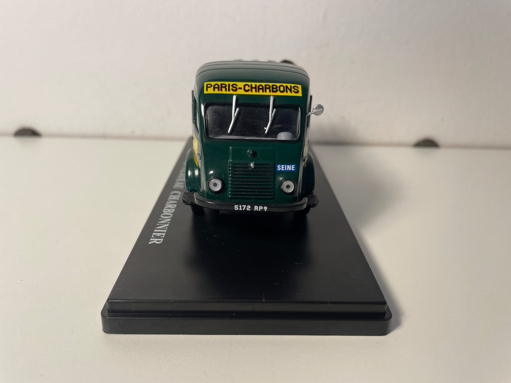 Camión Renault de 2 toneladas con plataforma verde de carbón