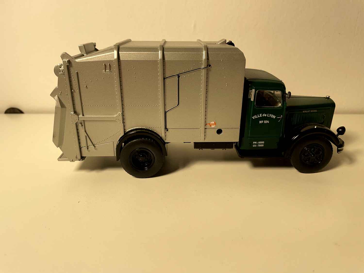 Camión Berliet GDR 7 W con volquete Sovel - camión verde y gris para la recolección de basura