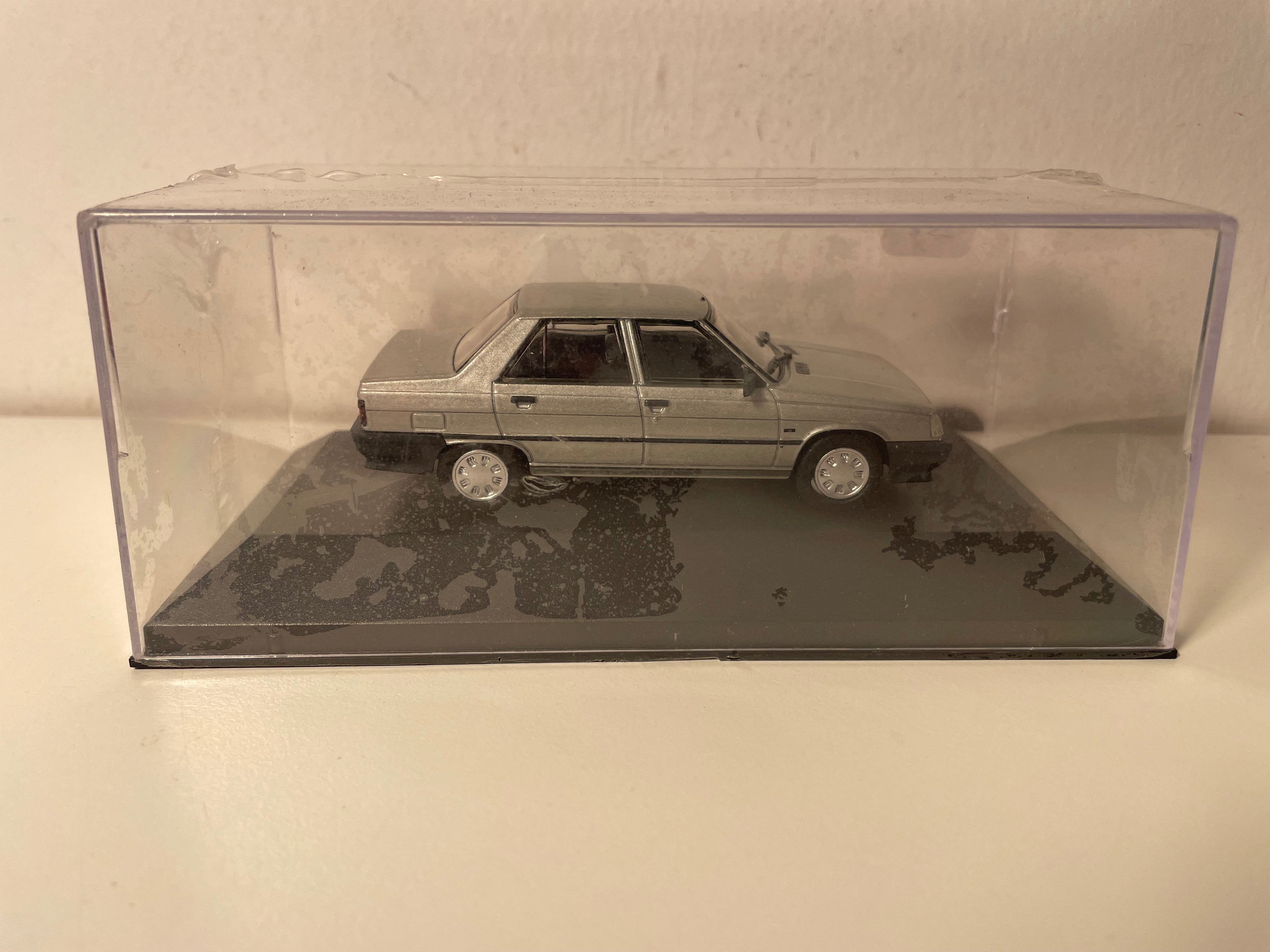 Renault 9 RL grise de 1994