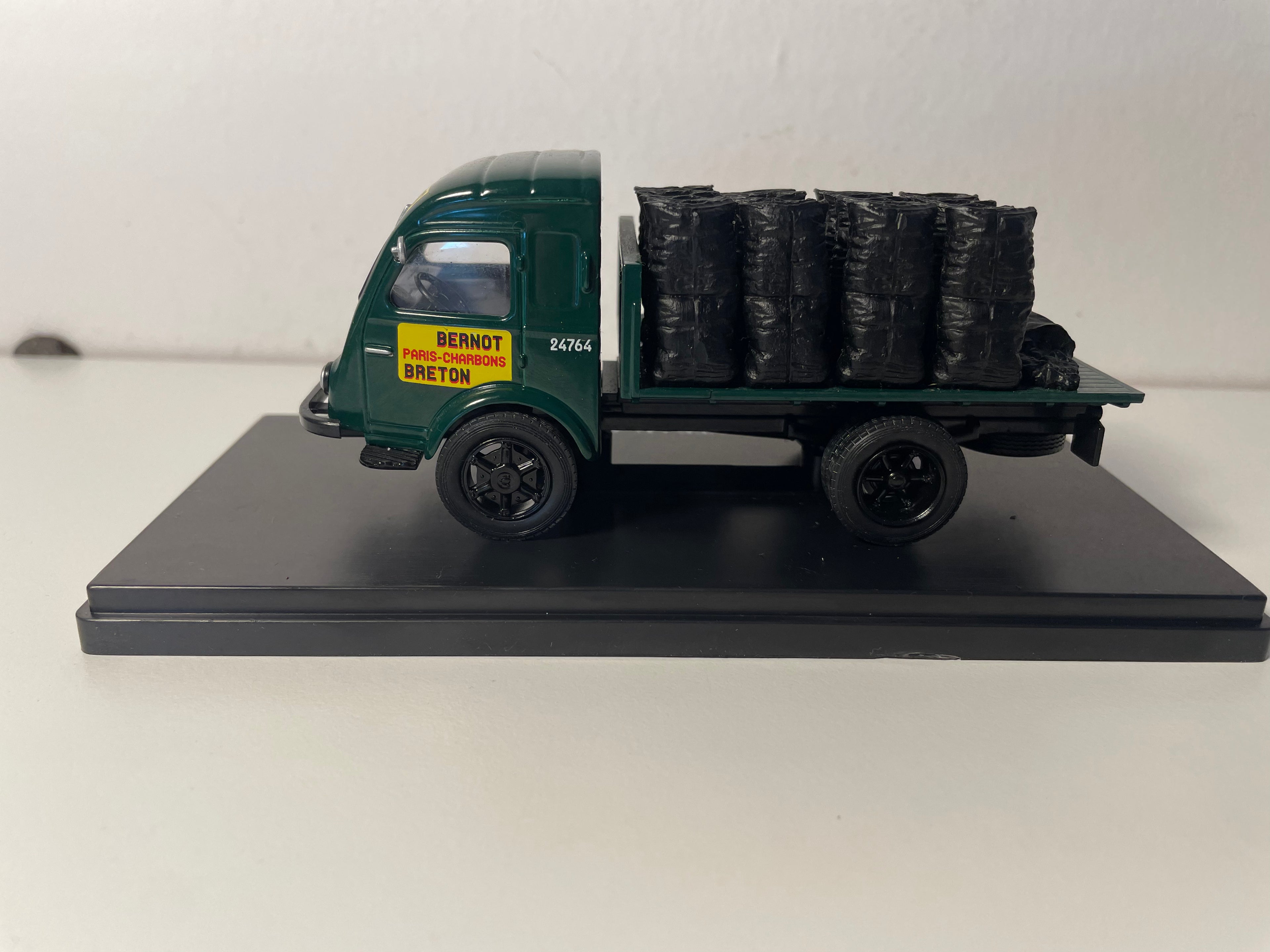 Camión Renault de 2 toneladas con plataforma verde de carbón