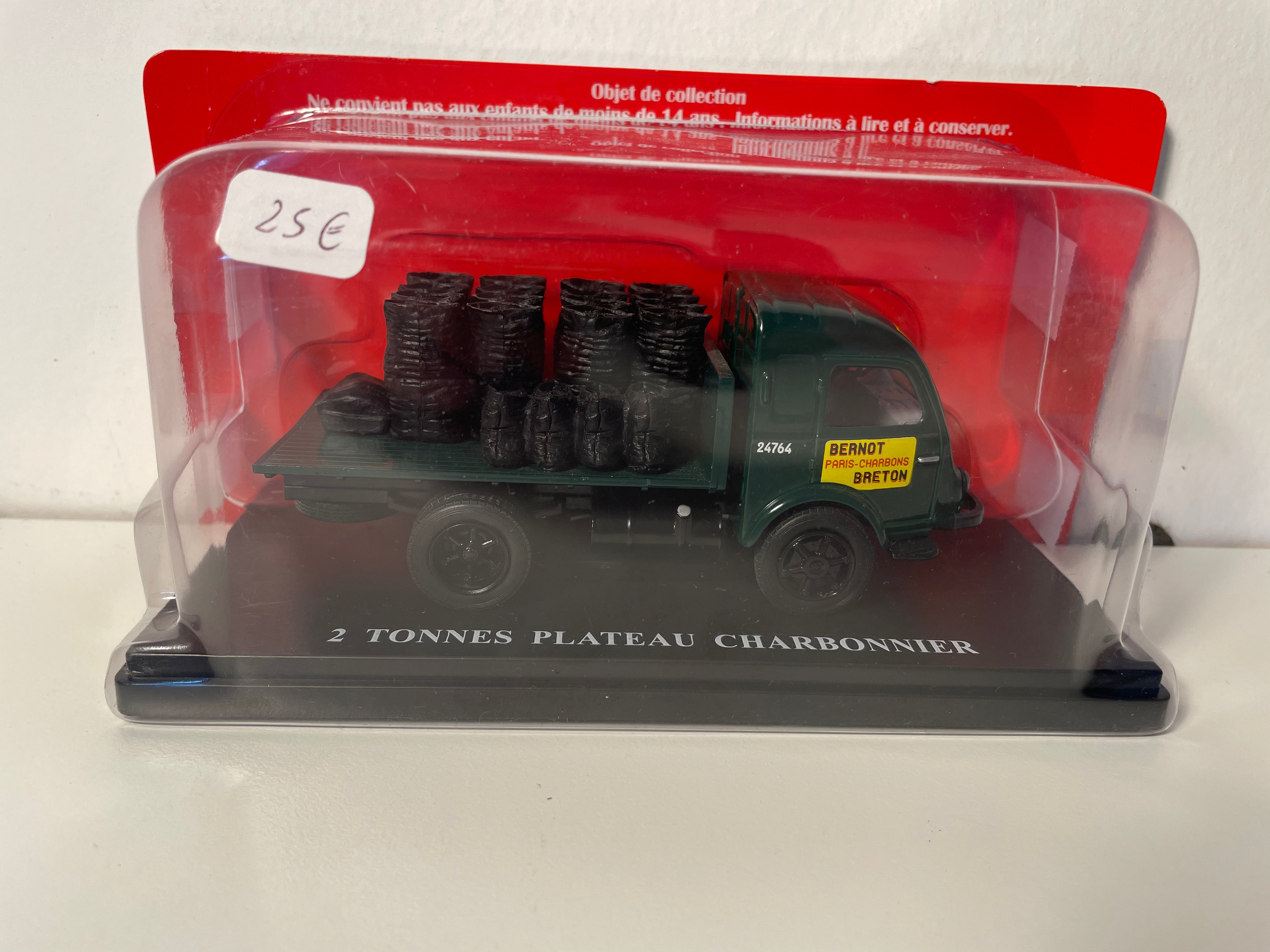Camión Renault de 2 toneladas con plataforma verde de carbón