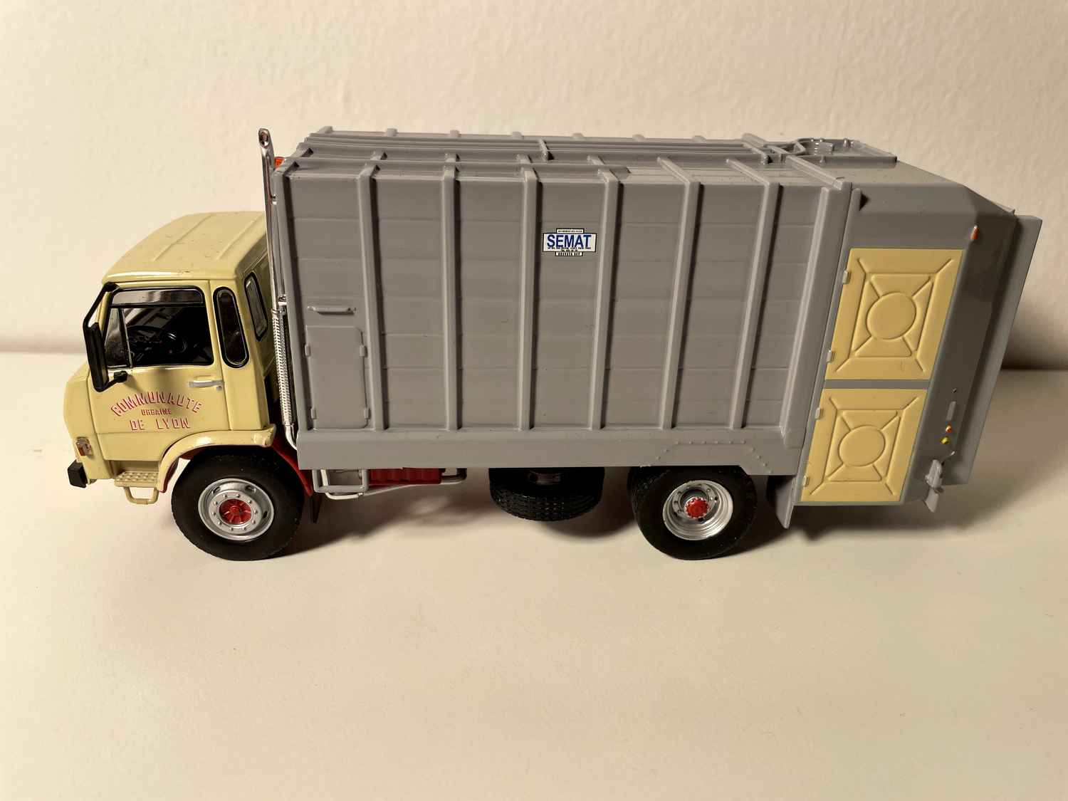 Camión Berliet GC 100 amarillo y gris - camión volquete para la recolección de residuos