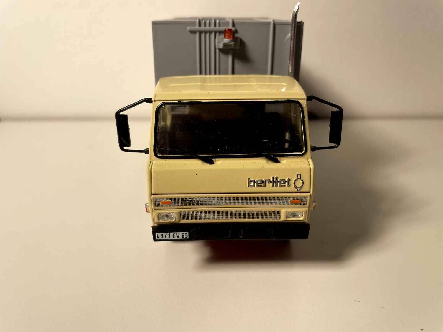 Camión Berliet GC 100 amarillo y gris - camión volquete para la recolección de residuos