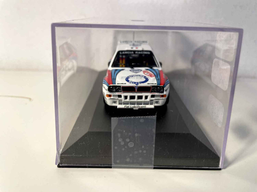 Lancia Delta Intégrale 16V blanche, rouge et bleue numéro 4 - Rallye de Monté-Carlo de 1992