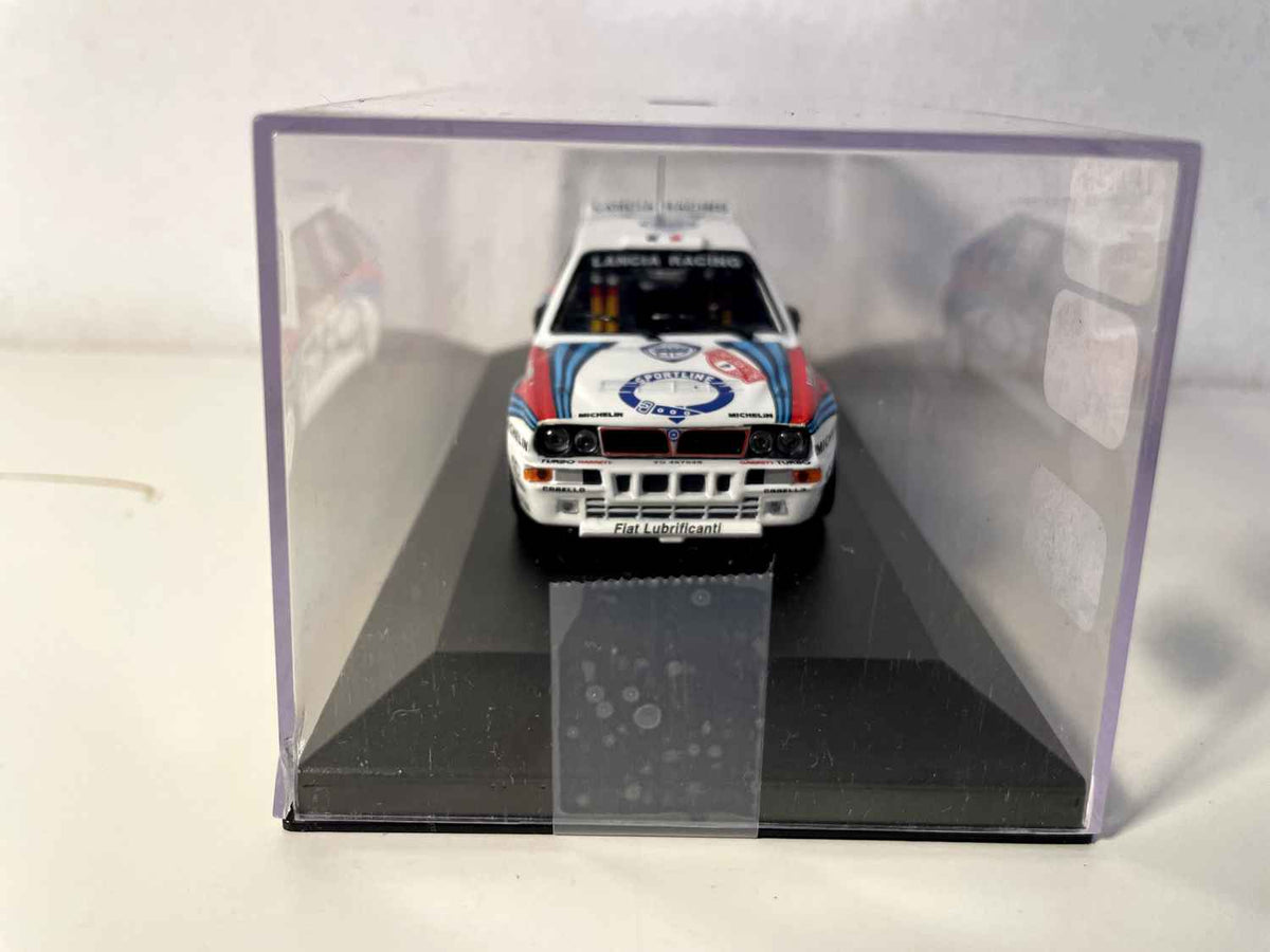Lancia Delta Intégrale 16V blanche, rouge et bleue numéro 4 - Rallye de Monté-Carlo de 1992