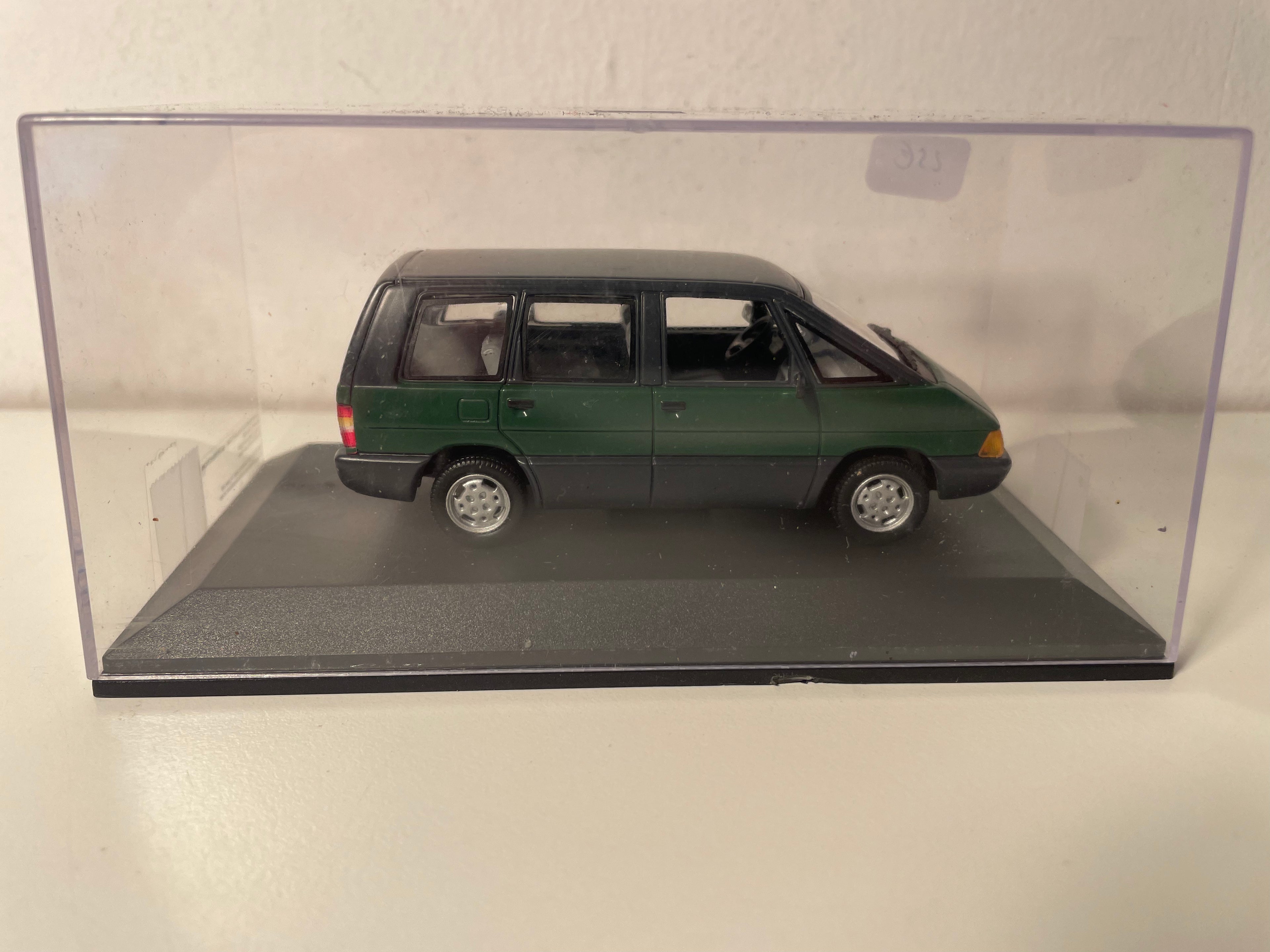 Grénge Renault Espace 1 vun 1984