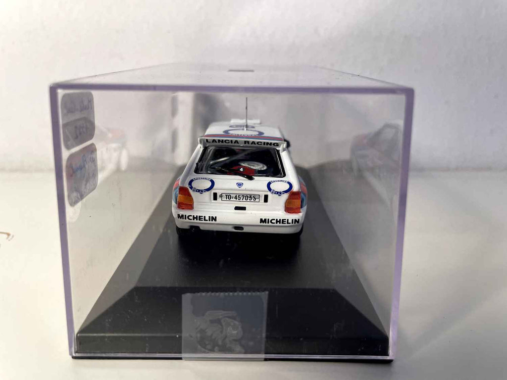 Lancia Delta Intégrale 16V blanche, rouge et bleue numéro 4 - Rallye de Monté-Carlo de 1992