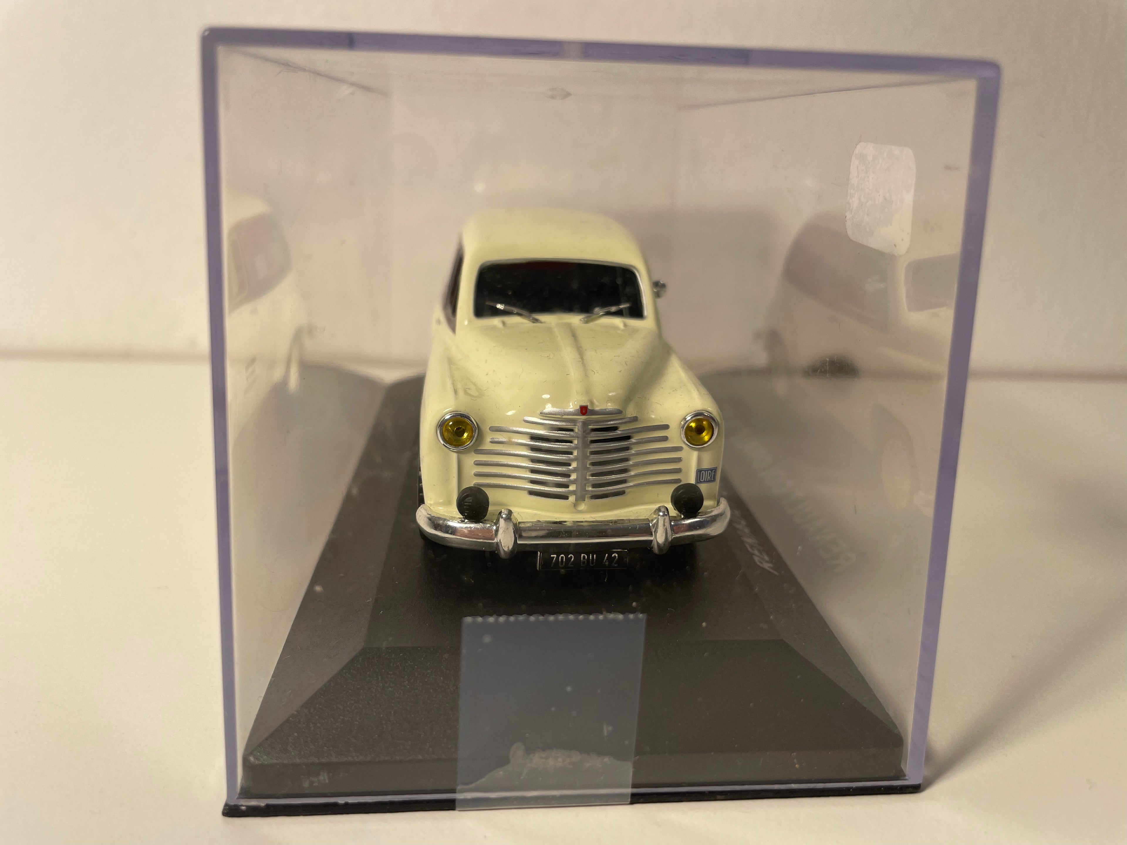 Renault Colorale beige y marrón con publicidad LU (Lefèvre y Utile)