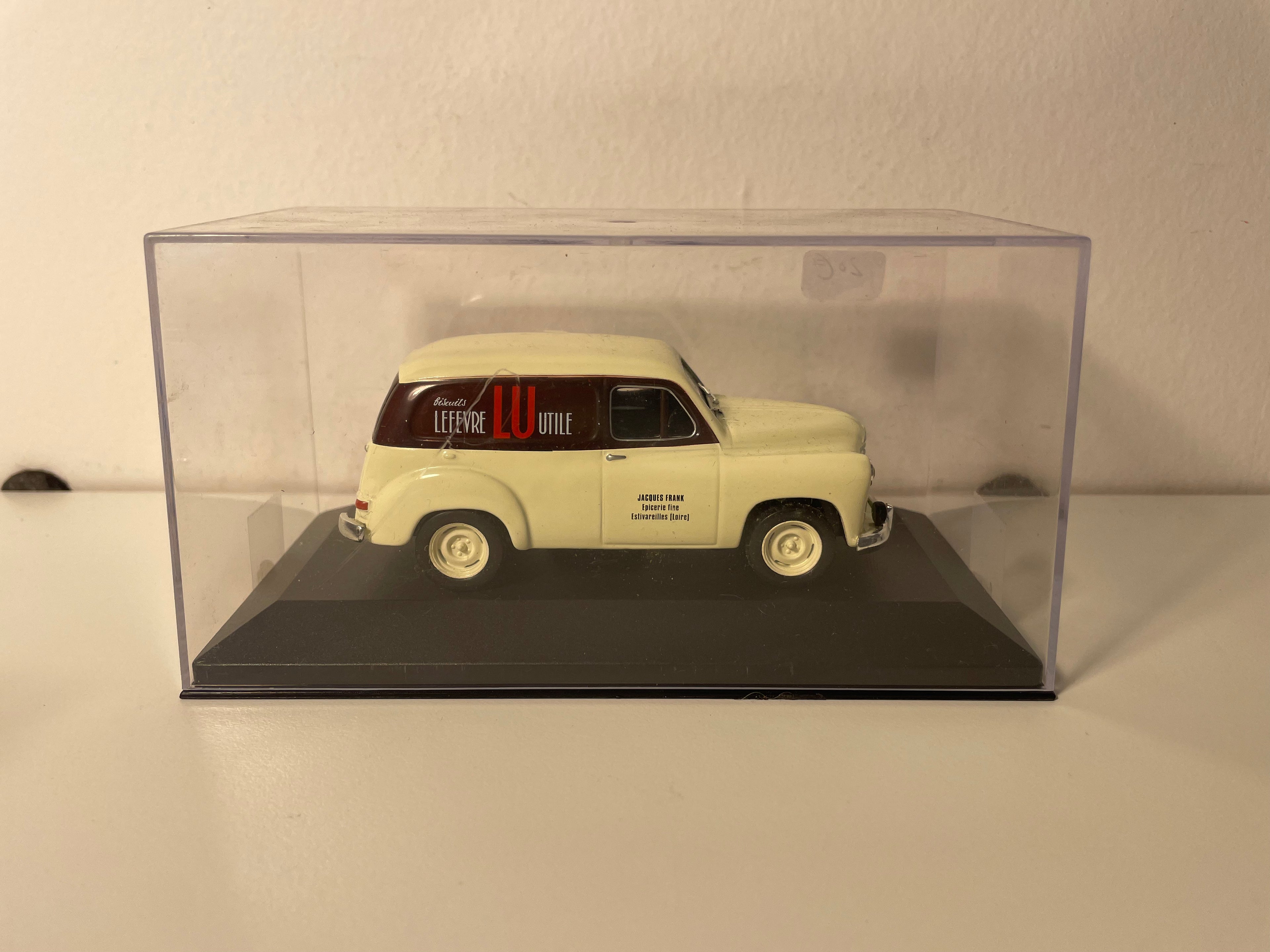 Renault Colorale beige y marrón con publicidad LU (Lefèvre y Utile)