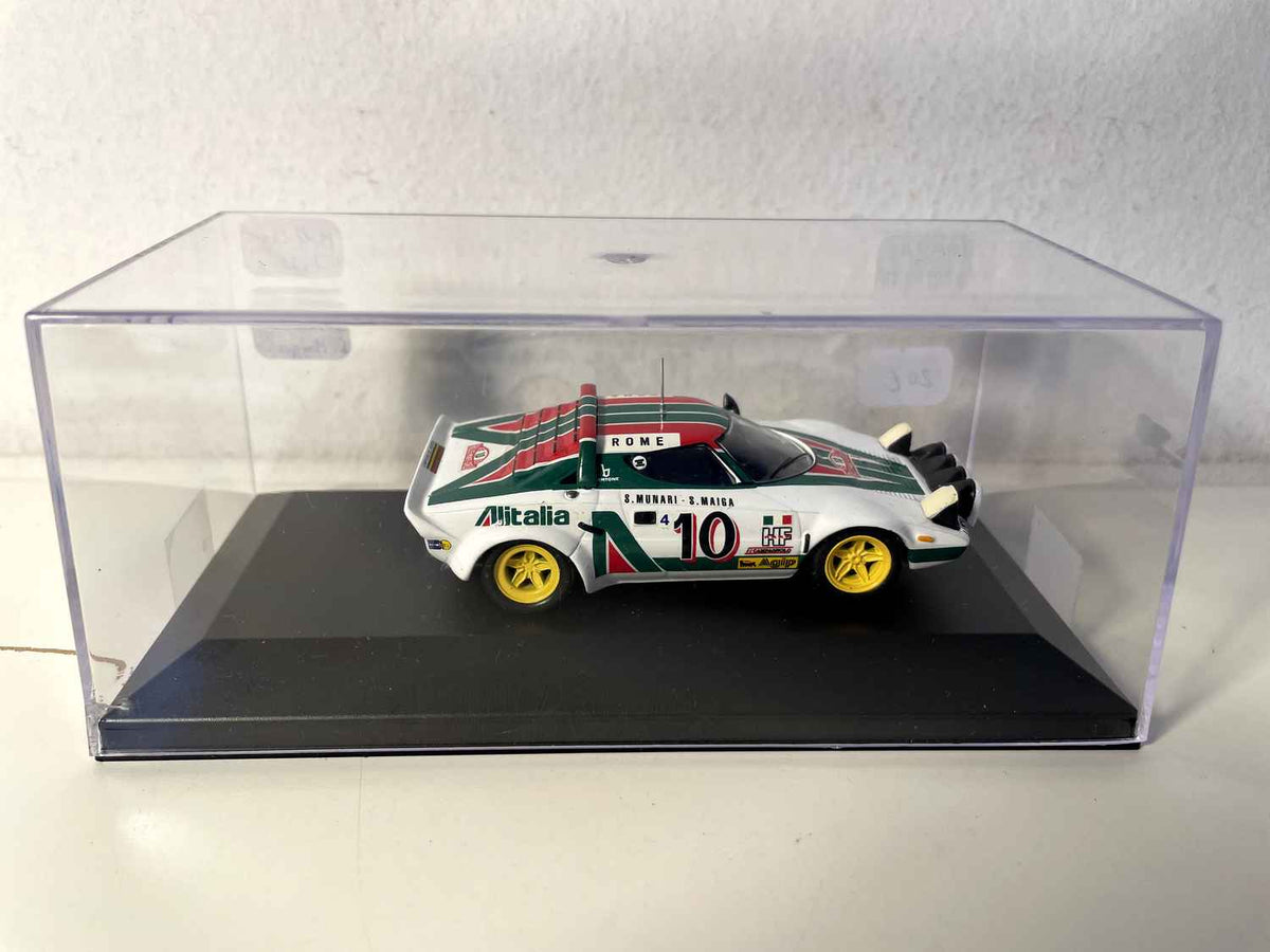 Weißer, roter und grüner Lancia Stratos HF Nummer 10 – Rallye Monte Carlo 1976