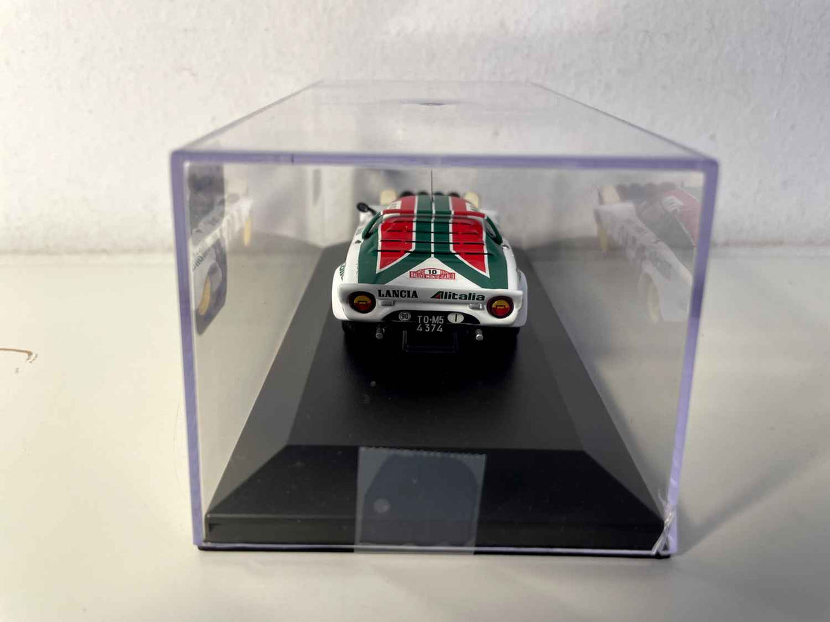 Weißer, roter und grüner Lancia Stratos HF Nummer 10 – Rallye Monte Carlo 1976