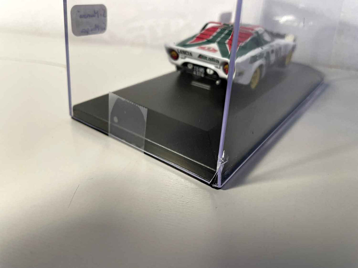 Weißer, roter und grüner Lancia Stratos HF Nummer 10 – Rallye Monte Carlo 1976