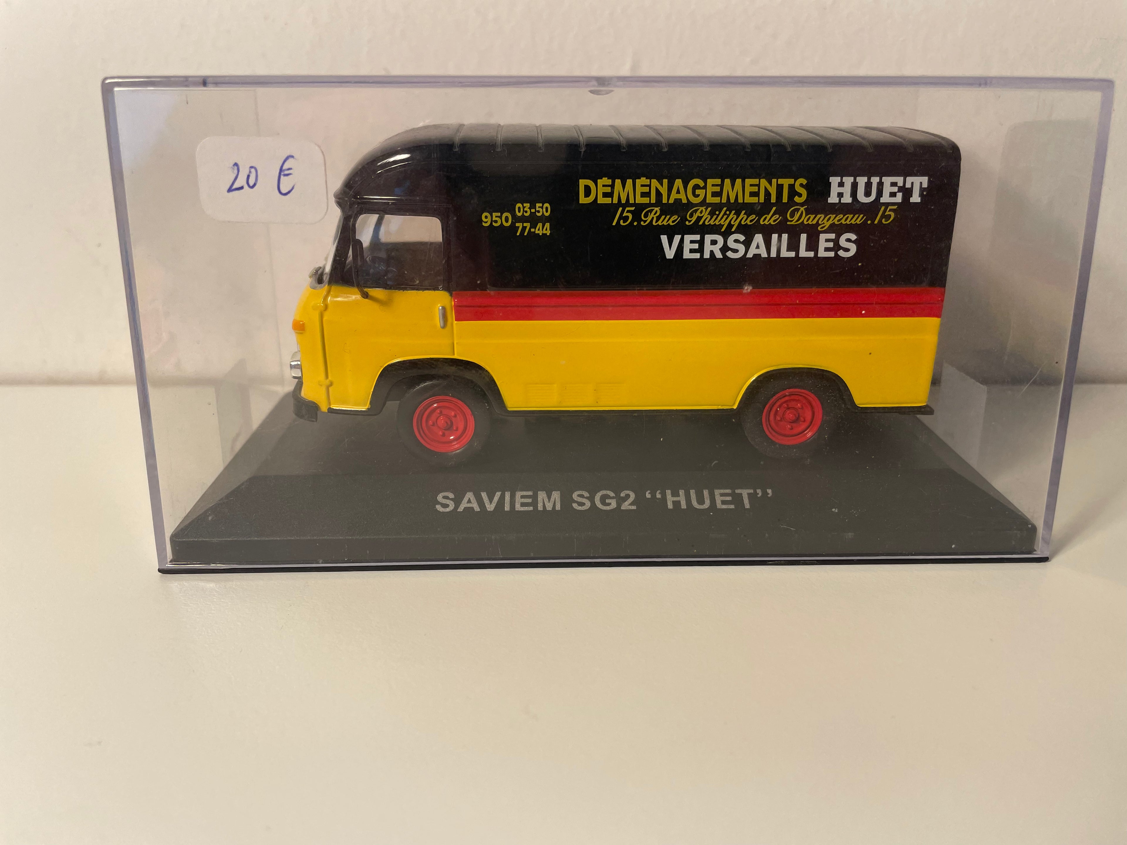 Saviem SG2 amarillo, rojo y negro con publicidad DEMENAGEMENTS HUET