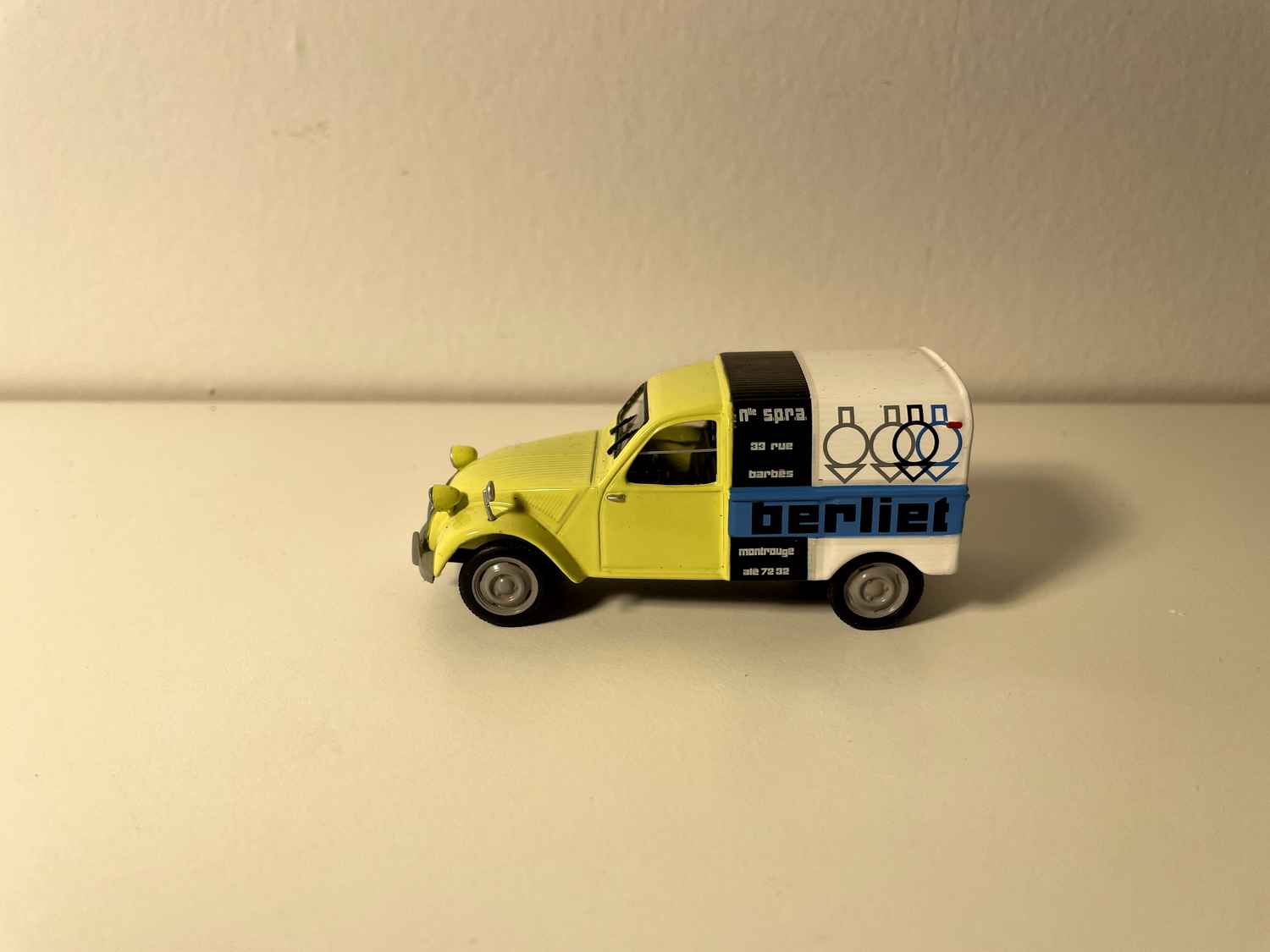 Citro7en 2 CV giel, wäiss, schwaarz an bloo mat BERLIET Logo