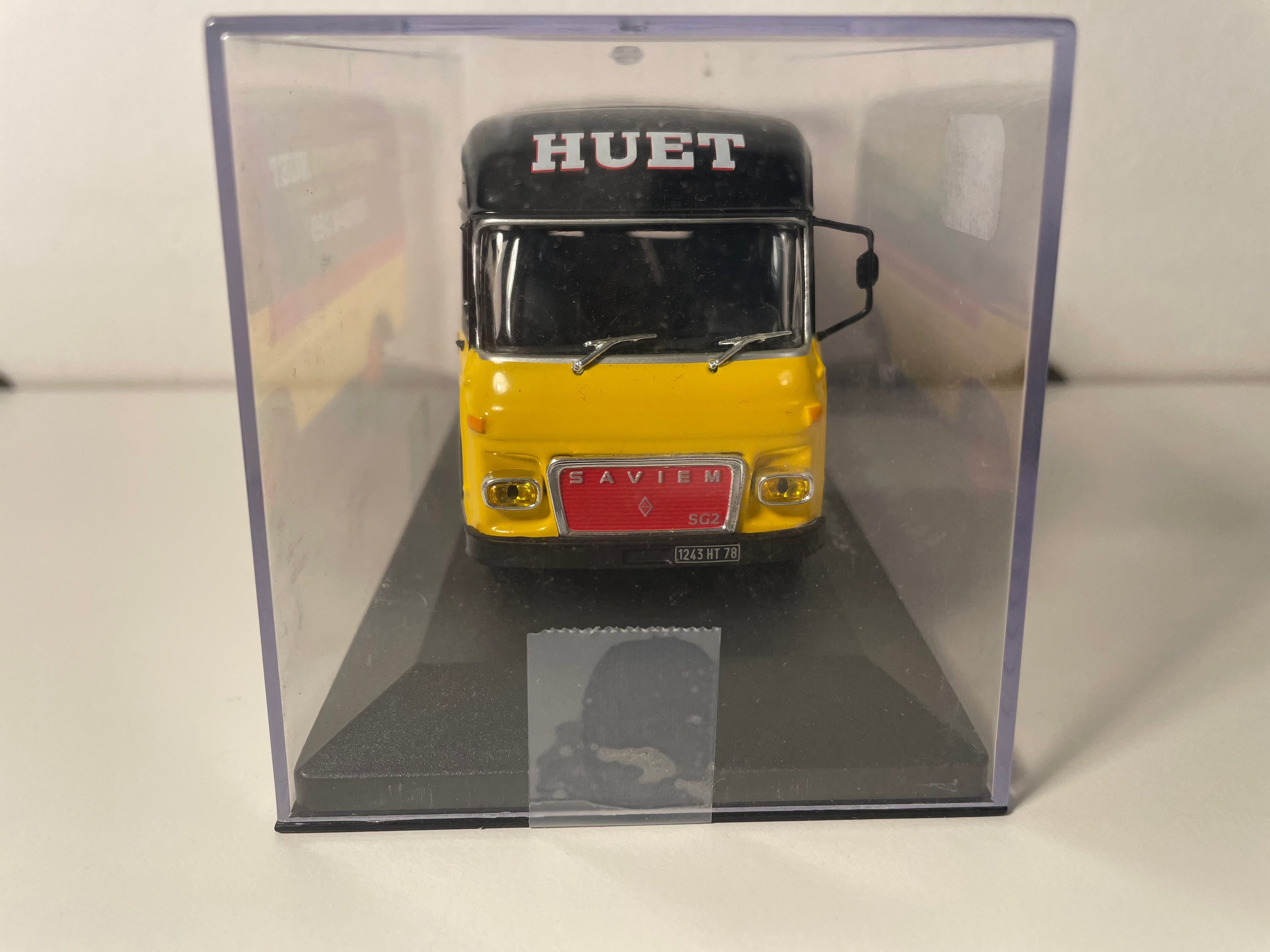 Saviem SG2 amarillo, rojo y negro con publicidad DEMENAGEMENTS HUET