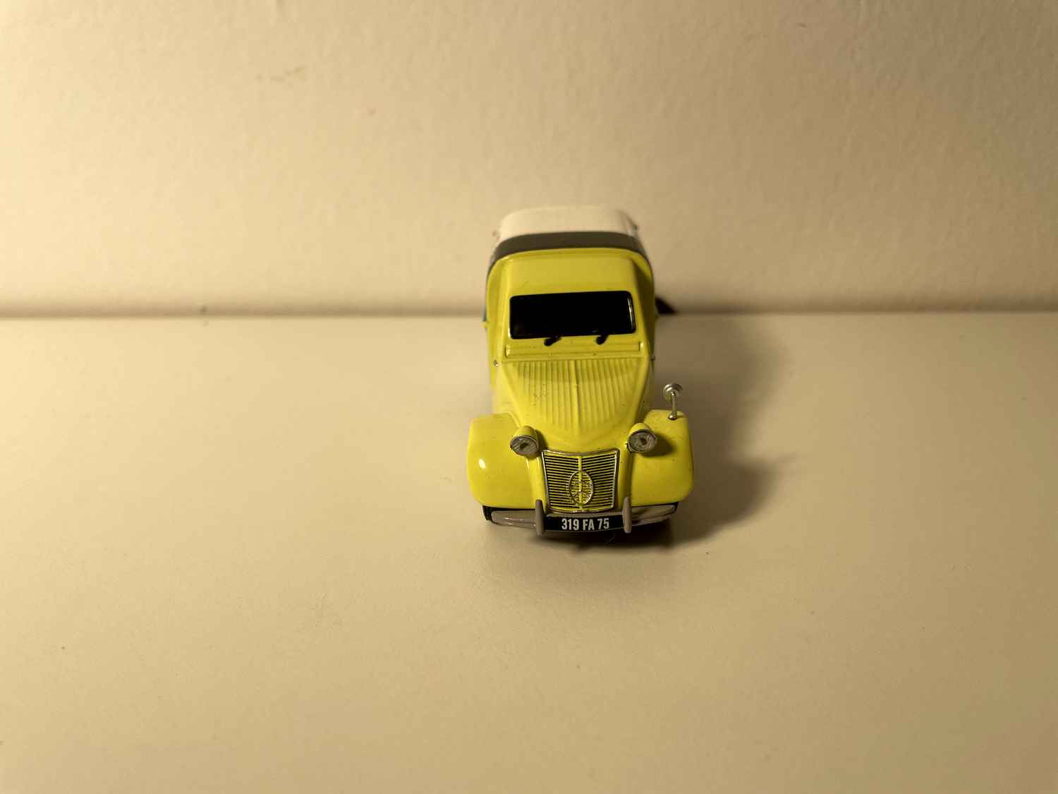 Citro7en 2 CV giel, wäiss, schwaarz an bloo mat BERLIET Logo