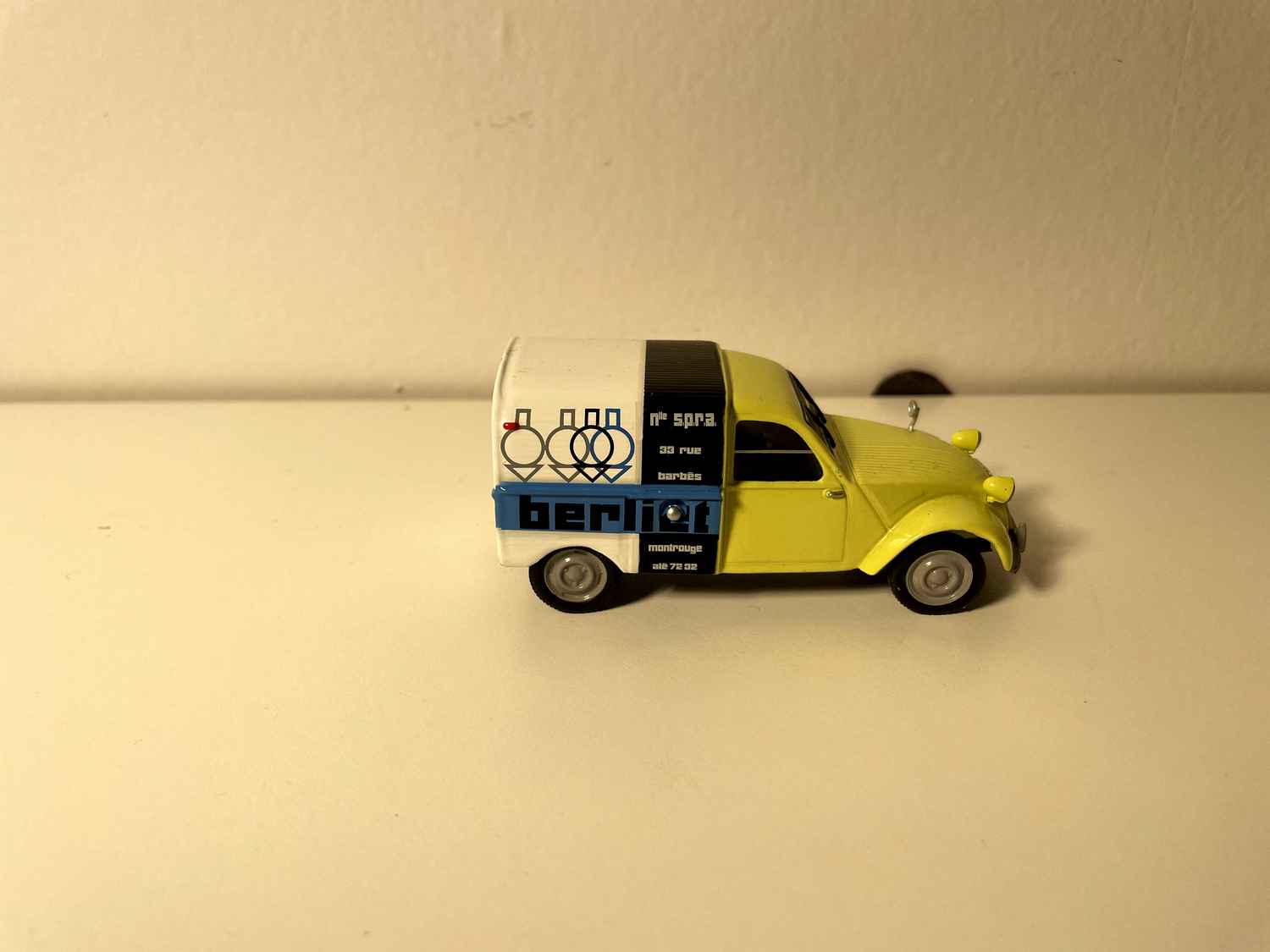 Citro7en 2 CV giel, wäiss, schwaarz an bloo mat BERLIET Logo