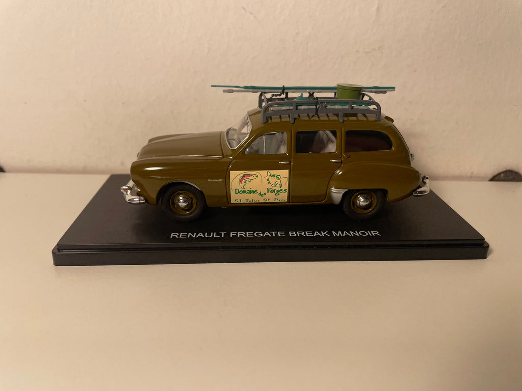 Renault Frégate kombi Manoir w kolorze brązowym z reklamą DOMAINE DES FORGES