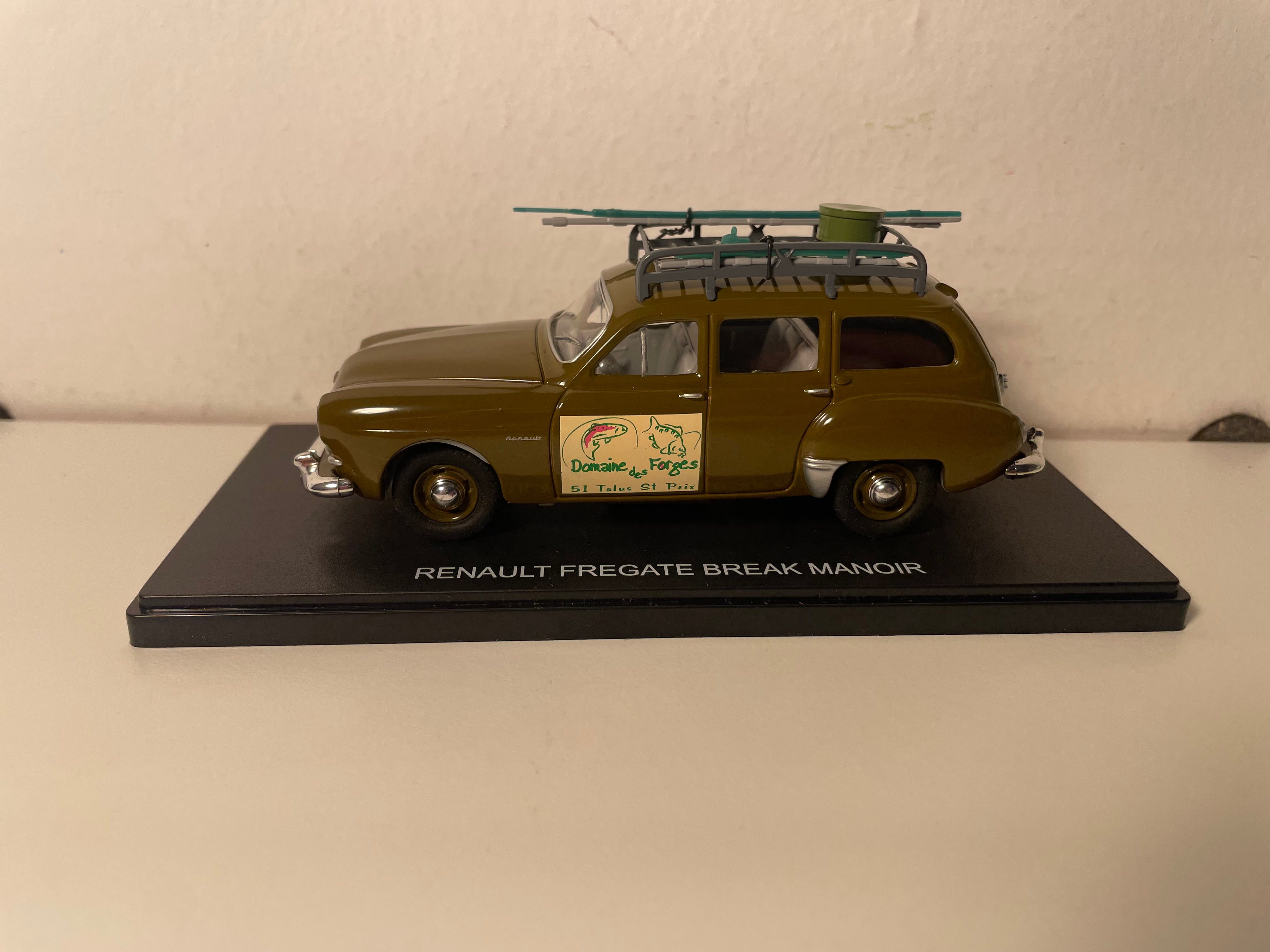 Renault Frégate familiar Manoir marrón con publicidad DOMAINE DES FORGES