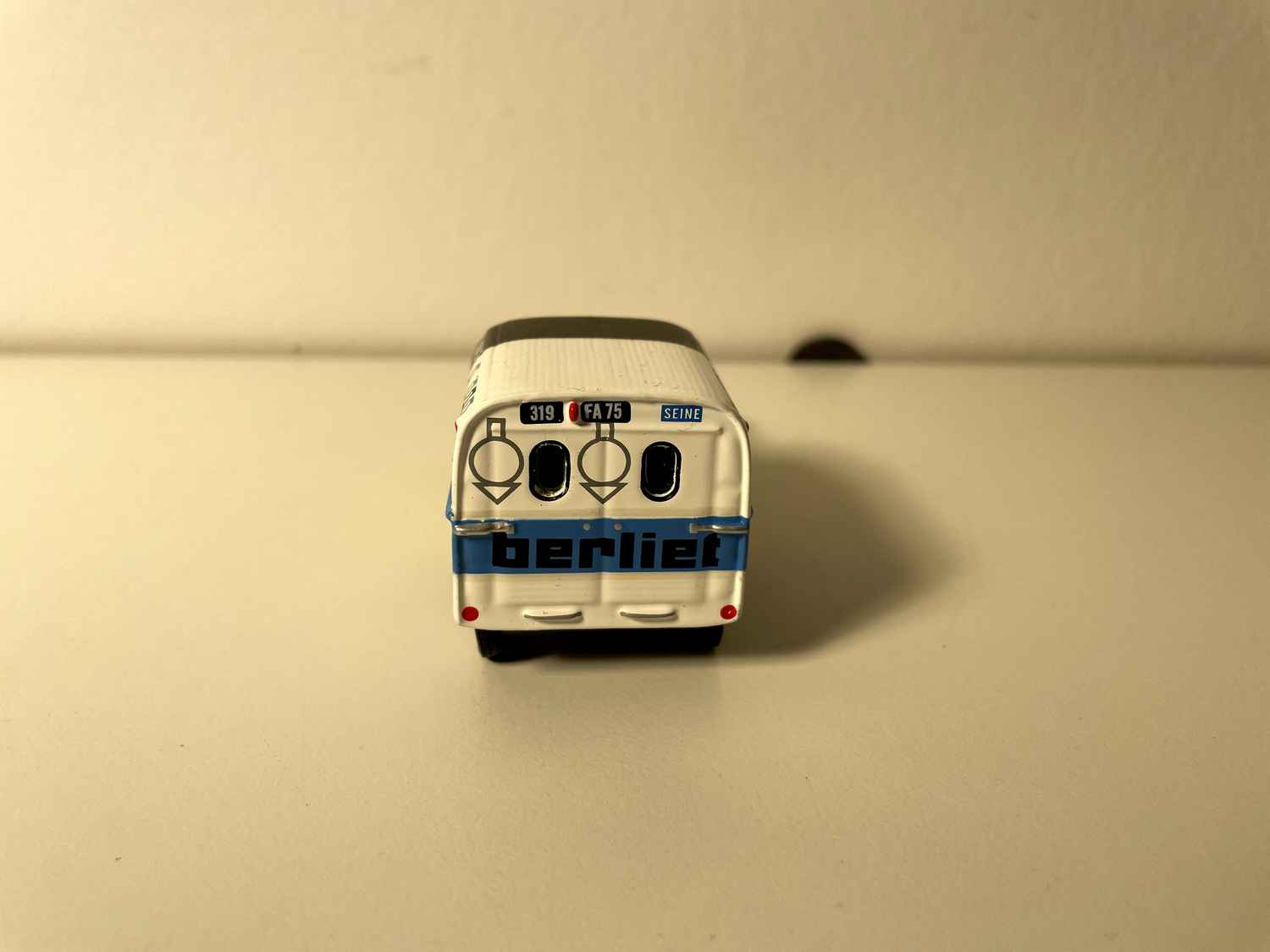 Citro7en 2 CV giel, wäiss, schwaarz an bloo mat BERLIET Logo