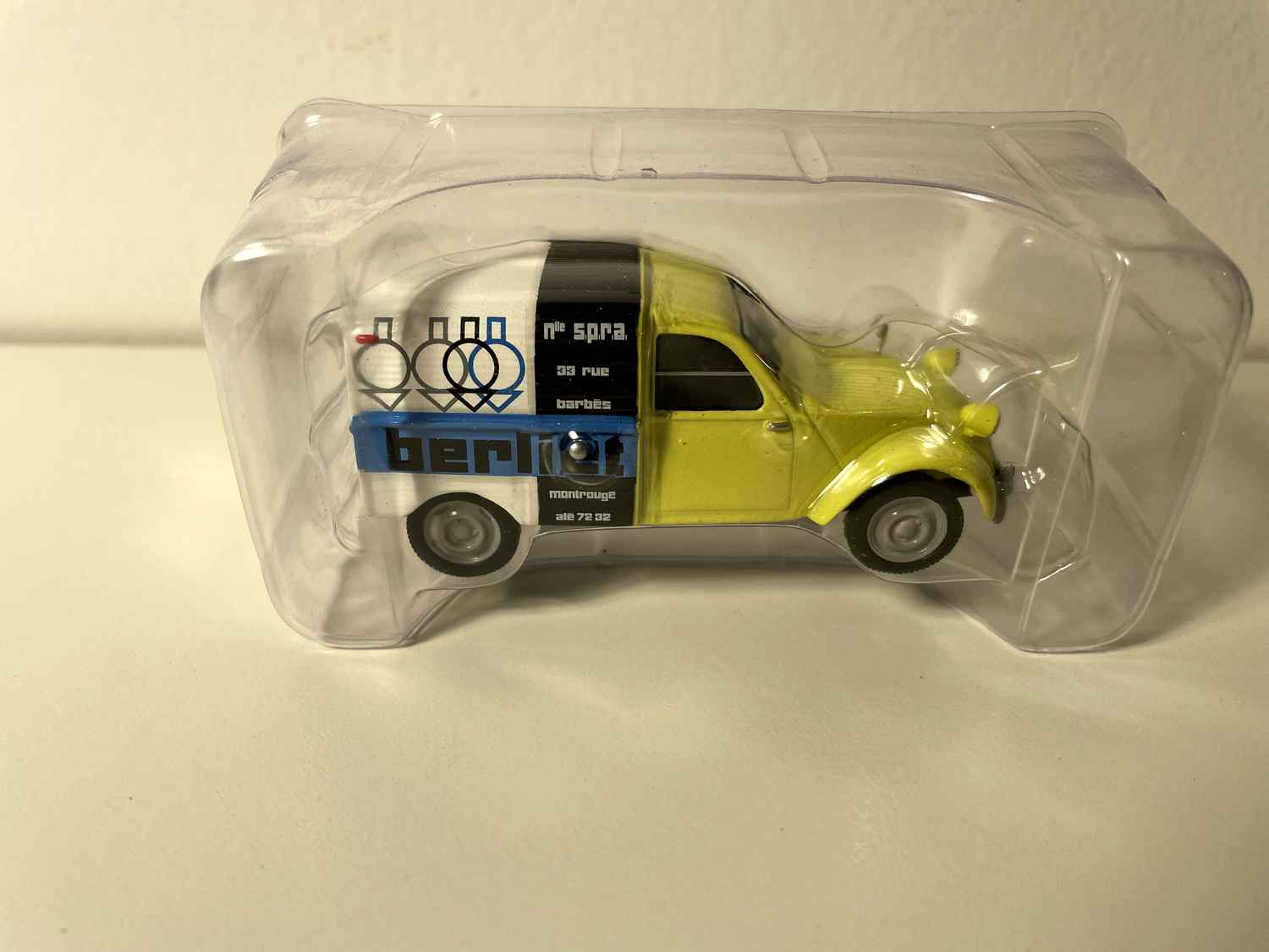 Citro7en 2 CV giel, wäiss, schwaarz an bloo mat BERLIET Logo