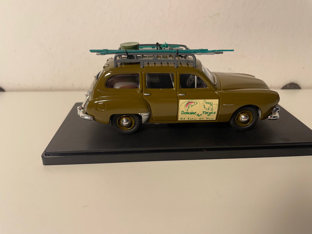 Renault Frégate kombi Manoir w kolorze brązowym z reklamą DOMAINE DES FORGES