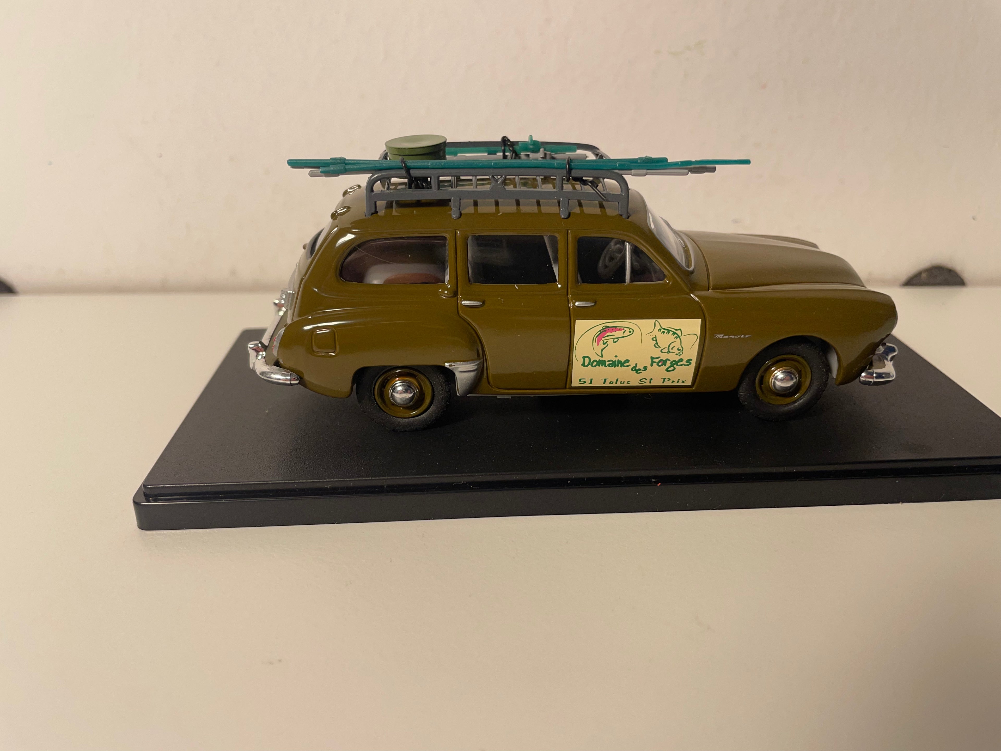 Renault Frégate familiar Manoir marrón con publicidad DOMAINE DES FORGES