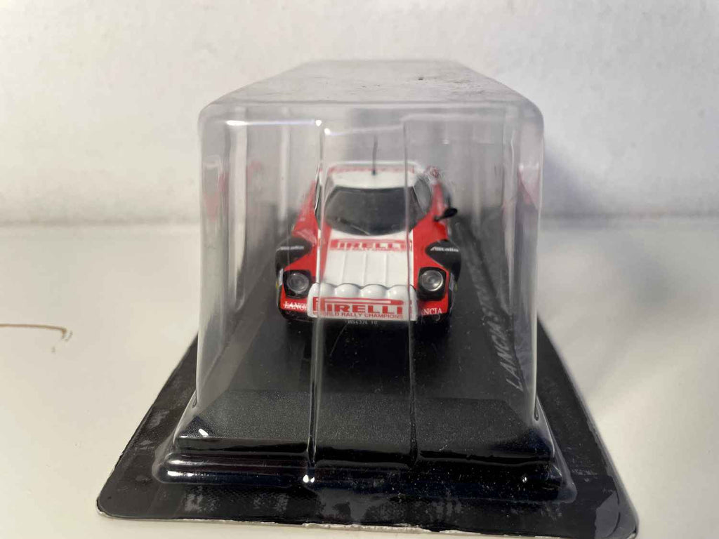 Lancia Stratos blanche, rouge et noire numéro 4 - rallye de San-Rémo de 1978