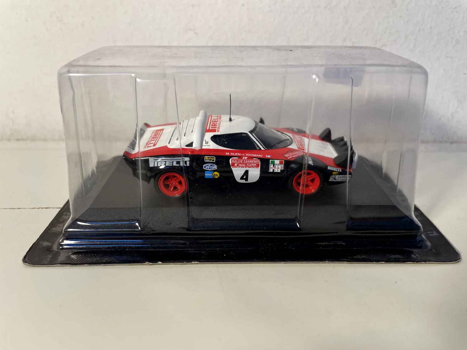 Lancia Stratos blanche, rouge et noire numéro 4 - rallye de San-Rémo de 1978