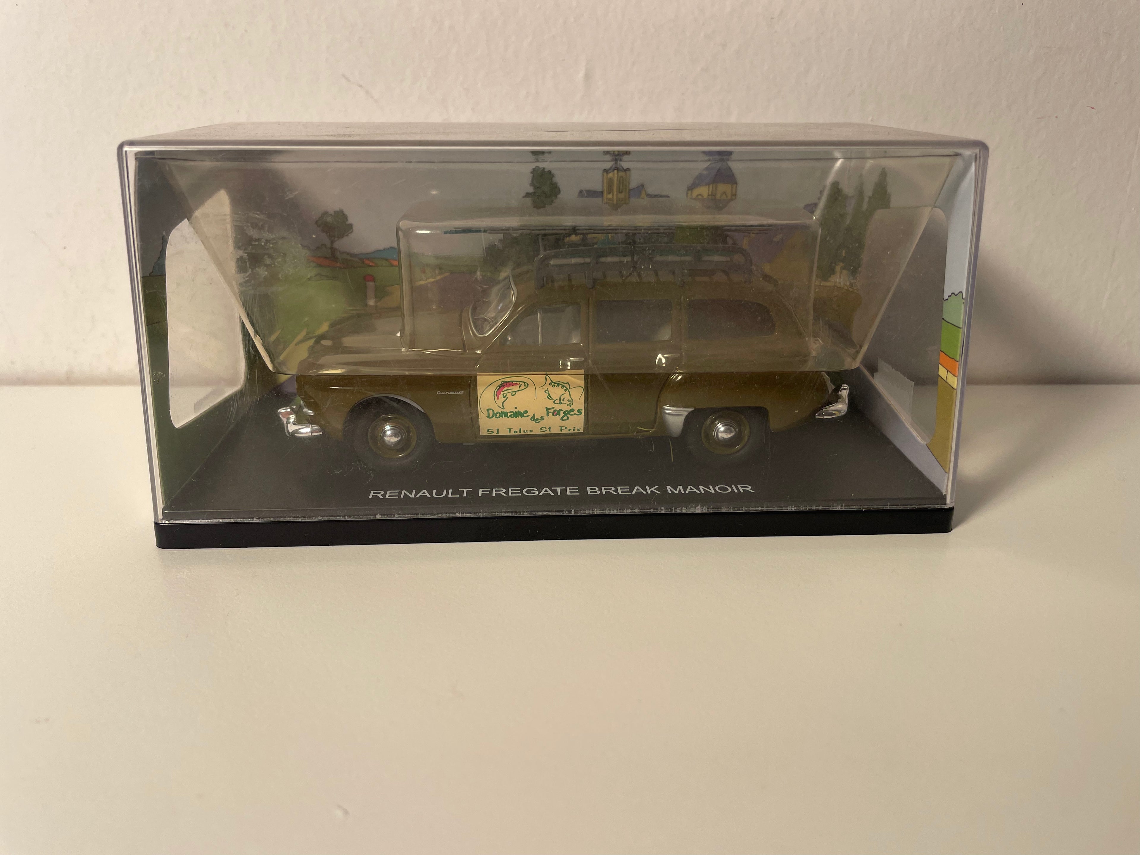 Renault Frégate familiar Manoir marrón con publicidad DOMAINE DES FORGES