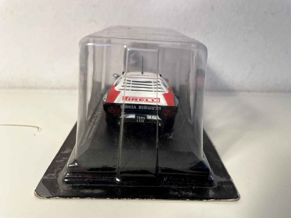 Lancia Stratos blanche, rouge et noire numéro 4 - rallye de San-Rémo de 1978