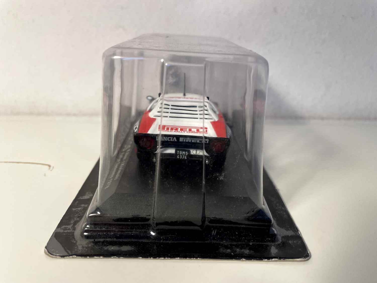 Lancia Stratos blanche, rouge et noire numéro 4 - rallye de San-Rémo de 1978