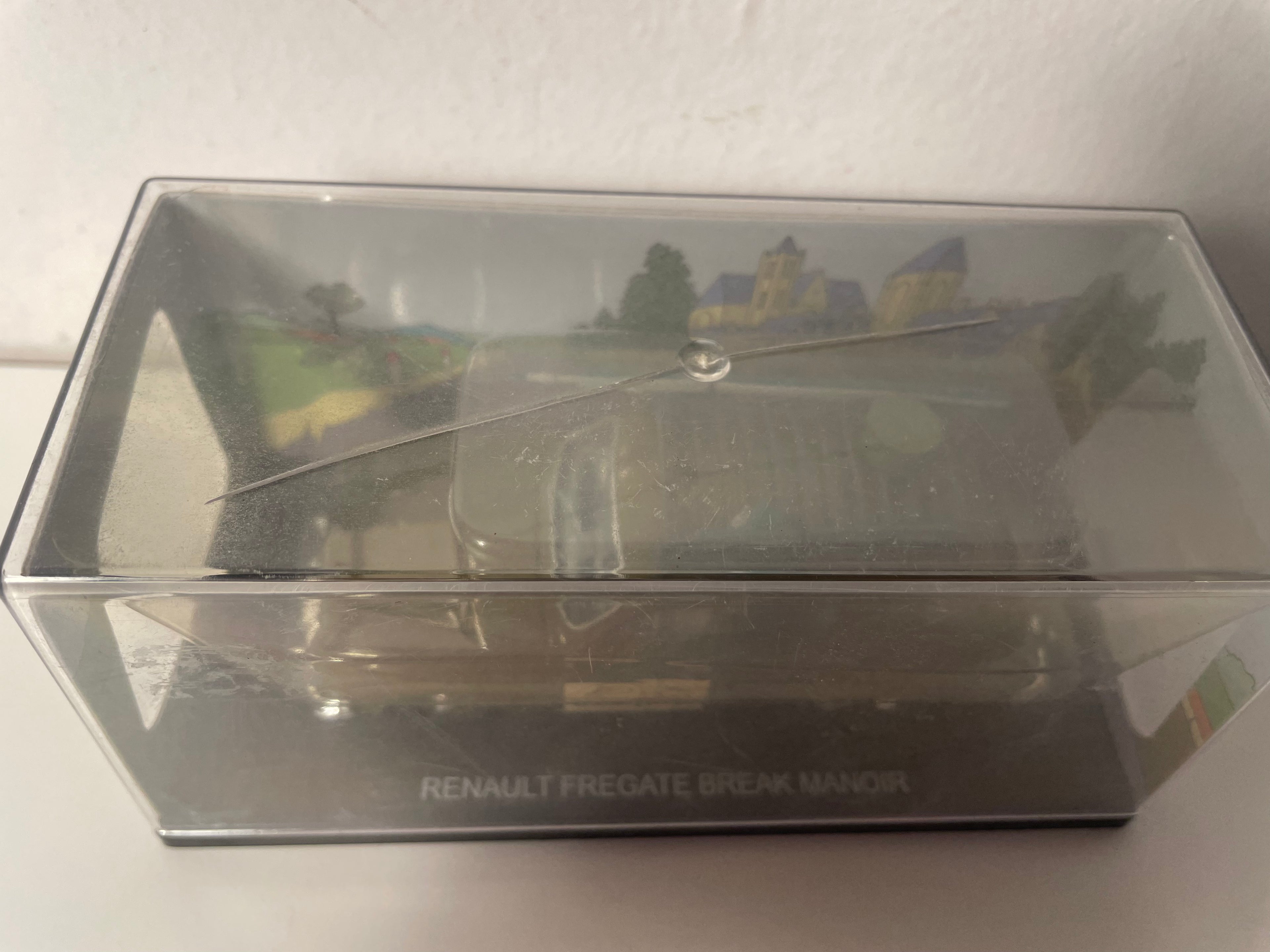 Renault Frégate kombi Manoir w kolorze brązowym z reklamą DOMAINE DES FORGES