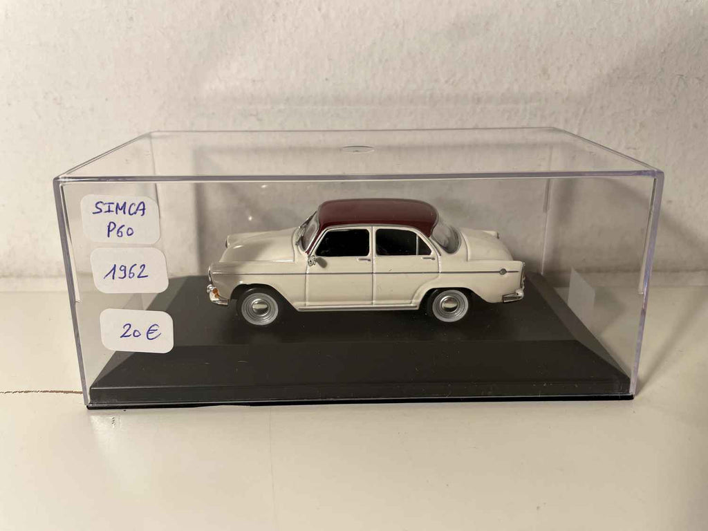 Simca P60 blanche (blanc cassé) et toit bordeaux de 1962 (voiture rajoutée sur un socle)