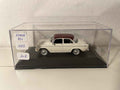 Simca P60 blanche (blanc cassé) et toit bordeaux de 1962 (voiture rajoutée sur un socle)