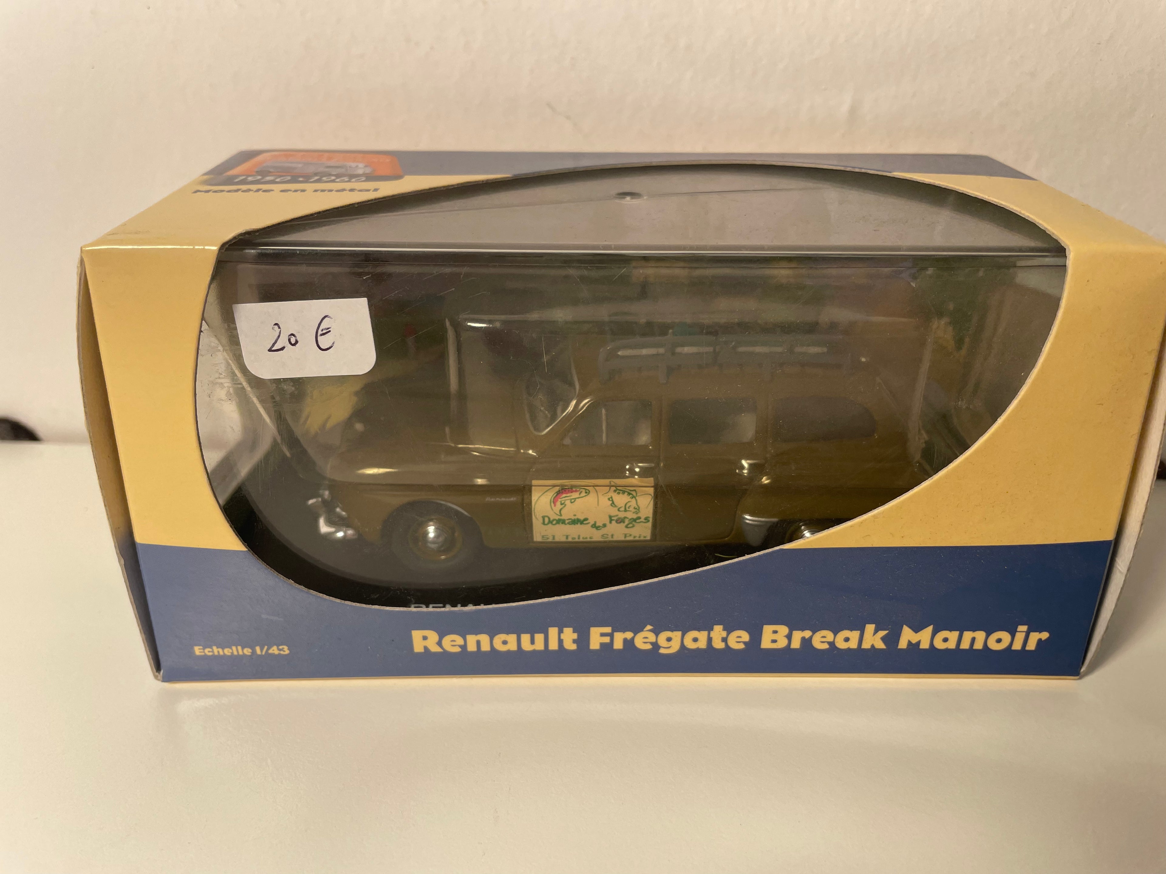 Renault Frégate kombi Manoir w kolorze brązowym z reklamą DOMAINE DES FORGES