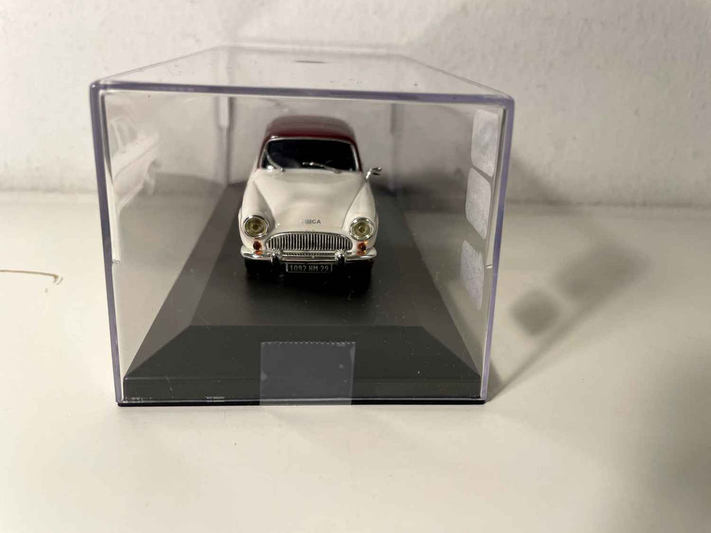 Simca P60 blanche (blanc cassé) et toit bordeaux de 1962 (voiture rajoutée sur un socle)